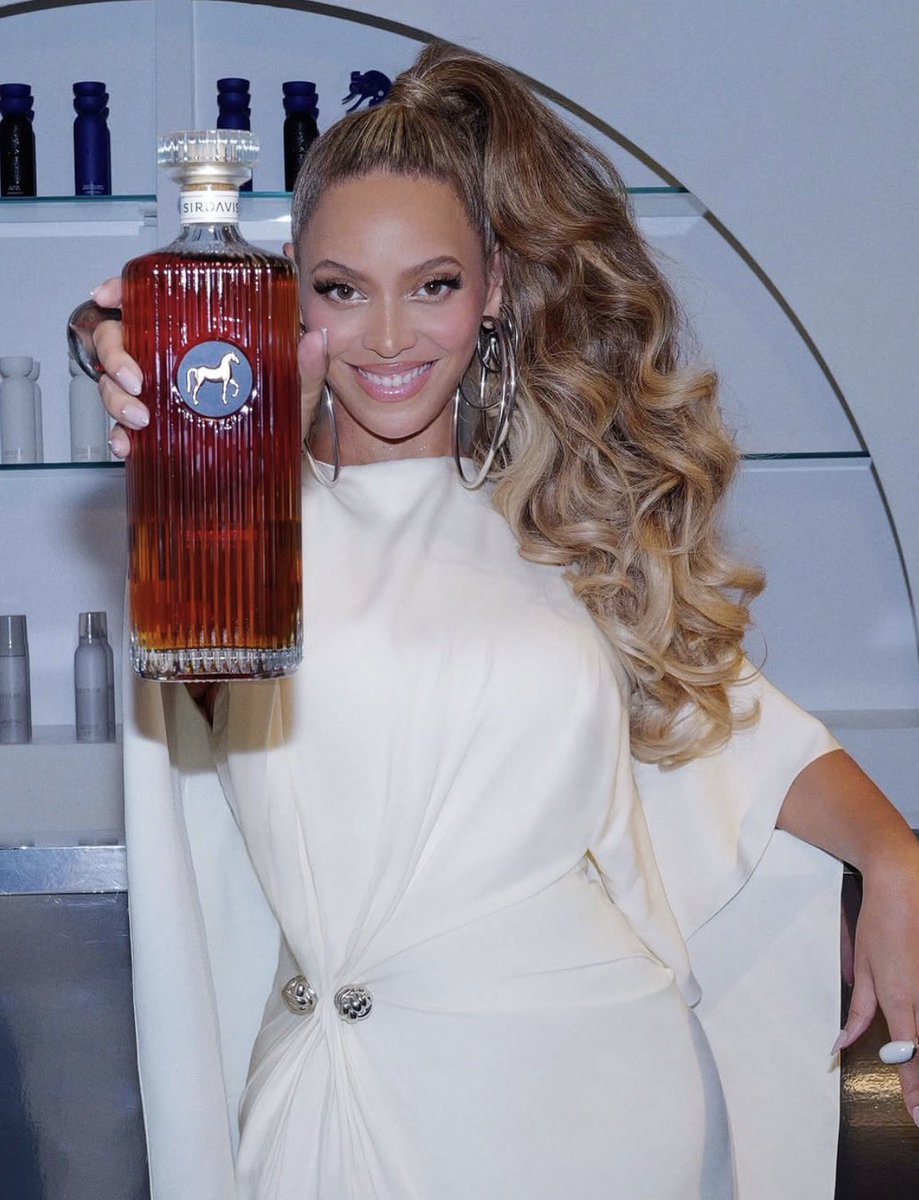 beyoncescunt26's tweet photo. why do these have the same vibe i can’t https://t.co/bMgg8QN9Xg