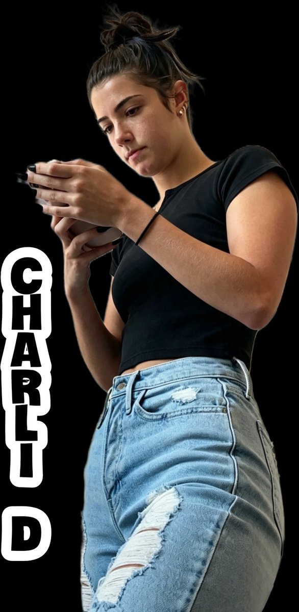 JustBackowjw's tweet photo. Charli busy checking my account on her phone. I think she likes it 😊 https://t.co/lYgxMwPXqJ