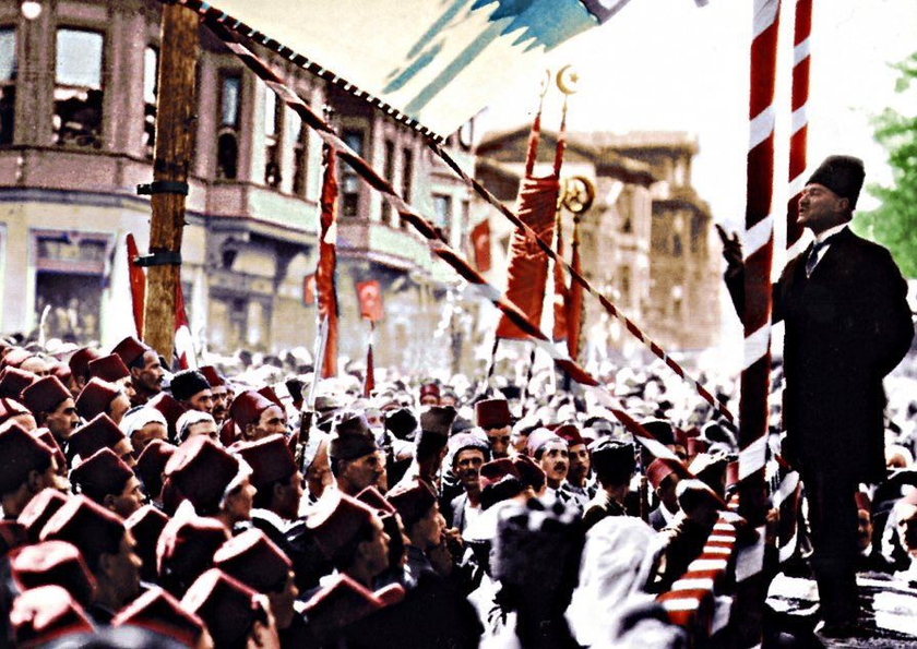 AtaturkunYoluX's tweet photo. 📌 Gazi Mustafa Kemal Atatürk’ün, 27 Ekim 1922 Tarihinde Bursa Şark Tiyatrosunda Öğretmenlere Yaptığı Unutulmaz Söylevi !

"Hanımlar, Beyler! İstanbul’dan geliyorsunuz. Hoş geldiniz. İstanbul’un ışık ocaklarını temsil eden yüce heyetiniz karşısında duyduğum zevk sonsuzdur. Kalplerinizdeki duyguları, beyinlerinizdeki fikirleri doğrudan doğruya gözlerinizde ve alınlarınızda okumak benim için olağanüstü mutluluk sebebidir. 

Bu dakika önünüzde duyduğum en içten duyguyu izninizle söyleyeyim: İsterdim ki çocuk olayım ve sizin ışık saçan öğretim çevrenizde bulunayım. Sizden bilgileneyim, siz beni yetiştiresiniz. O zaman milletim için daha yararlı olurdum; fakat ne yazık ki gerçekleşmesi mümkün olmayan bir arzu karşısında bulunuyoruz. Yerine başka bir istekte bulunacağım; bugünün çocuklarını yetiştiriniz. Onları memlekete, millete yararlı fertler yapınız… Bunu sizden istiyor ve rica ediyorum. 

Öğretmen Hanımlar, Öğretmen Beyler! 
Belki muallime demediğim için benim yanlışımı çıkarıyorsunuz. Ben dilimizde “tâi te’nis”* kullanmak mecburiyetinde olmadığımızı sanıyorum. Evet, öğretmen hanımlar ve öğretmen beyler, bilirsiniz ki, milletimiz büyük bir felâket geçirdi. Devletimiz bir yok olma tehlikesiyle karşı karşıya kaldı, varlığımıza karşı birçok cinayetler yapıldı. Çok çalıştık, bugüne ait başarıyı elde ettik.  

Hanımlar, Beyler! Bir milleti, düşmüş olduğu herhangi bir felâketten kurtarmakta, bir milleti aydınlatmakta devlet adamlarının sahip olduğu büyük önem inkâr edilemez. Hatta diyebiliriz ki, bugünü görmek; milletin temizliği ve namusu, vatansever millî çabası ve özellikle hor görülen faydalı duyguları sayesinde etkili olmuştur. Fakat bugün ulaştığımız nokta gerçek kurtuluş noktası değildir.   

Bu düşüncemi açıklayayım: Bir milletin felâkete uğraması demek, o milletin hastalıklı olması demektir… Bundan dolayı kurtuluş sosyal yapımızdaki hastalığı açmak ve tedavi etmekle elde edilir. Hastalığın tedavisi ilmî ve fennî bir şekilde olursa iyileştirici olur. Yoksa tam tersine hastalık sürekli ve tedavi edilemez bir hale gelir. Bir sosyal yapının hastalığı ne olabilir? Milleti millet yapan, ilerleten ve yükselten güçler vardır: Düşünce güçleri ve sosyal güçler…  

Düşünceler, anlamsız, mantıksız safsatalarla dolu olursa, o düşünceler hastadır. Kezâ sosyal hayat akıl ve mantıktan mahrum, yararsız ve zararlı birtakım inançlar ve geleneklerle dolu olursa felç olur.  Öncelikle düşünce ve sosyal güçlerin kaynaklarını temizlemekten başlamak gerekir. Memleketi, milleti kurtarmak isteyenler için, millî onur sahibi olmak, güzel niyet, fedakârlık gerekli olan özelliklerdendir… Fakat bir sosyal yapıdaki hastalığı görmek, onu tedavi etmek, sosyal kurumu çağın gereklerine göre ilerletebilmek için, bu özellikler yeterli gelmez; bu özelliklerin yanında ilim ve fen gereklidir. İlim ve fen girişimlerinin çalışma merkezi ise okuldur. Bundan dolayı okul gereklidir.   

Okul adını hep birlikte saygıyla söyleyelim. Okul genç beyinlere, insanlığa saygıyı, millet ve memlekete sevgiyi, onuru, bağımsızlığı öğretir… Bağımsızlık tehlikeye düştüğü zaman onu kurtarmak için takibi uygun olan en sağlam yolu belletir… Memleket ve milleti kurtarmaya çalışanların aynı zamanda mesleklerinde birer namuslu uzman ve birer bilgin olmaları gerekir. Bunu sağlayan okuldur. Ancak bu şekilde her türlü girişimlerin mantıklı sonuçlara ulaşması mümkün olur.  

Hanımlar, Beyler!  
Memleketimizin en bayındır, en güzel yerlerini üç buçuk yıl kirli ayaklarıyla çiğneyen düşmanı yenilgiye uğratan zaferin sırrı nerededir. Bilir misiniz? Orduların yönetiminde ilim ve fen ilkelerini rehber kabul etmektedir. Milletimizi yetiştirmek için asıl olan okullarımızın, üniversitelerimizin kurulmasında aynı mesleği takip edeceğiz. Evet, milletimizin siyasî, sosyal hayatında, milletimizin düşünce eğitiminde de rehberimiz ilim ve fen olacaktır. Okul sayesinde, okulun vereceği ilim ve fen sayesindedir ki Türk milleti, Türk sanatı, ekonomisi, Türk şiir ve edebiyatı, bütün güzelliğiyle meydana çıkar. 

Hanımlar, Beyler! 
Memleketimiz içinde çağdaş düşüncelerin çağdaş ilerlemelerin güzelliği kaybedilmeden yayılması, ortaya çıkması gerekir. Bunun için bütün ilim ve fen adamlarının bu konuda çalışmayı bir namus gereği bilmesi gerekir.  Öğretmen hanımlarımız, öğretmen beylerimiz, şairlerimiz, edebiyatçılarımız, yazarlarımız sürekli millete bu felâket günlerini ve onun gerçek nedenlerini açık ve kesin olarak söyleyecekler, bildirecekler, bu kara günlerin dönmemesi için dünya yüzünde medeni ve çağdaş bir Türkiye’nin varlığını tanımak istemeyenlere, onu tanıtmak zorunda olduğumuzu hatırlatacaklardır.  

Hanımlar, Beyler! 
Görülüyor ki, en önemli ve verimli görevlerimiz eğitim işleridir. Eğitim işlerinde mutlaka başarılı olmak gerekir. Bir milletin gerçek kurtuluşu ancak bu şekilde olur. Bu zaferin sağlanması için hepimizin tek can ve tek fikir olarak ilkeli bir program üzerinde çalışması gereklidir.   Bence bu programın ilkeleri ikidir: 

1. Sosyal hayatımızın ihtiyaca uygun olması. 
2. Çağdaş gereklere uygun olmasıdır.  

Gözlerimizi kapayıp soyut yaşadığımızı kabul edemeyiz. Memleketimizi bir çember içine alıp dünya ile ilgisiz yaşayamayız… Tam tersine ilerleyen ve medenileşen bir millet olarak uygarlık sahasının üzerinde yaşayacağız. Bu hayat ancak ilim ve fen ile olur. İlim ve fen nerede ise oradan alacağız ve milletin her bireyinin kafasına koyacağız. İlim ve fen için kayıt ve şart yoktur.  Hiçbir mantıklı kanıta dayanmayan birtakım geleneklerin, inanışların korunmasında ısrar eden milletlerin ilerlemesi çok güç olur; belki de hiç olmaz. İlerlemede kayıt ve şartları aşamayan milletler hayatı akıllıca ve fiilen göremez. Hayat felsefesini geniş gören milletlerin hakimiyeti ve köleliği altına girmeye mahkûmdur.  

Öğretmen Hanımlar, Öğretmen Beyler!  
Bütün bu gerçeklerin milletçe iyi gelişme ve iyi bir şekilde sindirilebilmesi için her şeyden önce cahilliği yok etmek gereklidir. Bundan dolayı eğitim programımızın, eğitim siyasetimizin temel taşı, cahilliğin yok edilmesidir.  Bu yok edilmedikçe, yerimizdeyiz… Yerinde duran bir şey ise geriye gidiyor, demektir. Bir taraftan genel olan cahilliği yok etmeye çalışmakla beraber, diğer taraftan sosyal hayatta kişi olarak pratik etkili ve verimli fertler yetiştirmek gerekir. Bu da ilk ve orta öğretimin uygulamalı bir şekilde gerçekleşmesiyle mümkündür. Ancak bu sayede sosyal kurumlar iş adamlarına, sanatçılarına sahip olur. Doğal olarak millî dehamızı ortaya çıkartacak duygularımızı layık olduğu dereceye ulaştırmak için yüce meslek adamlarını da yetiştireceğiz. Çocuklarımızı da aynı tahsil derecelerinden geçirerek yetiştireceğiz.  

Hanımlar, Beyler! 
Kesinlikle bilmeliyiz ki, iki parça halinde yaşayan milletler zayıftır, hastadır. Çocuklarımıza ve gençlerimize vereceğimiz eğitimin sınırları ne olursa olsun, onlara esaslı olarak şunları öğreteceğiz. 
1. Milletine, 
2. Türkiye devletine, 
3. Türkiye Büyük Millet Meclisi’ne, düşman olanlarla mücadele sebepleri ve araçlarıyla donatılmış olmayan milletler için yaşama hakkı yoktur. Mücadele gereklidir.   

Hanımlar, Beyler!  
İtiraf edelim ki, biz üç buçuk yıl öncesine kadar topluluk halinde yaşıyorduk. Bizi istedikleri gibi yönetiyorlardı. Dünya bizi, temsil edenlere göre tanıyordu. Üç buçuk yıldır, tamamen millet olarak yaşıyoruz. Bunun maddî ve belirgin tanığı hükûmet şeklimiz ve hükûmetimizin içeriğidir ki, onu kanun Büyük Millet Meclisi diye adlandırdı.  

Bütün dünya bir an kararsız olmasın ki, Türkiye devletinin tek ve gerçek temsilcisi yalnız ve ancak Türkiye Büyük Millet Meclisi’dir. Değersiz çıkarları için ve kendilerini saklamak endişesiyle milletin ve memleketin bağımsızlığını düşmanlara vermede zarar görmeyen, bağımsızlığımızın imha edilmesi Sévres antlaşmasını kabul eden hâkimlerin, sultanların, padişahların hikâyelerini, bu idareyi gasp etmelerini Türk milleti artık, ancak yalnız tarihte okur.  

Hanımlar, Beyler! 
Ordularımızın kazandığı zafer, sizin ve sizin ordularınızın zaferi için yalnız zemin hazırladı… Gerçek zaferi siz kazanacak ve devam edeceksiniz ve mutlaka başarılı olacaksınız. Ben ve sarsılmaz inançla bütün arkadaşlarım, sizi takip edeceğiz ve sizin rastlayacağınız engelleri kıracağız.   

Son bir söz: Sizin değerli bir heyet halinde Bursa’ya gelmeniz, yalnız Bursa’yı değil; bütün Anadolu’daki kardeşlerinizi mutlu etti. Ve İstanbul’dan getirdiğiniz selâmları bütün millete bildireceğiz. Ben de sizden rica edeceğim ki, oradaki kardeşlerimize selâmlarımızı bildiriniz. İstanbul’un talihi, İstanbul’da yaşayan katıksız Türklerin kalp ve vicdanlarındaki istek gibi görünecektir."  

(Bursa Seyahati: s.16-19 / 27 Ekim 1922)