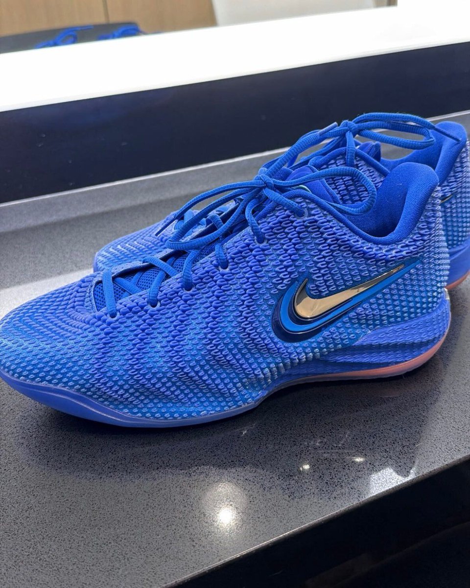 JustFreshKicks's tweet photo. Nike Caitlin 1 "Racer Blue" drops next month 💙 @CaitlinClark22
 
🗓️ October 1st
💰 $140 https://t.co/tkJoGDeiBO