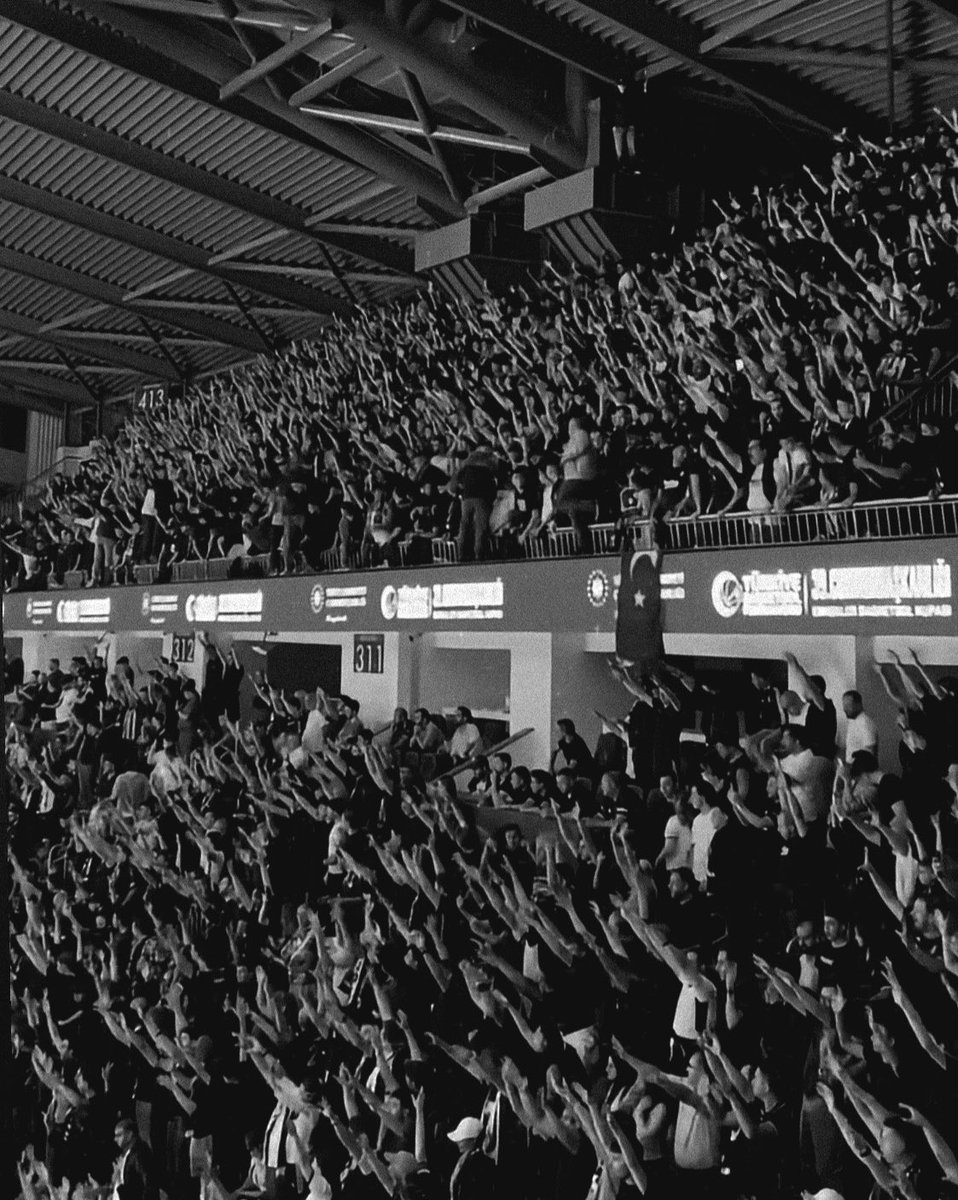 ikidirekarasi's tweet photo. BİLGİLENDİRME ; 

Bu akşam Basketbolda Beşiktaş - Fenerbahçe Cumhurbaşkanlığı Kupası mücadelesi Akatlar’da değil Sinan Erdem Spor Salonunda yarı yarıya oynanmıştır. 

Salonda ezici üstünlük kuran Beşiktaş Taraftarı üzerine düşeni yapmıştır. 

HER ZAMAN HER YERDE EN BÜYÜK KARTAL ! https://t.co/2uMt5TzE1c