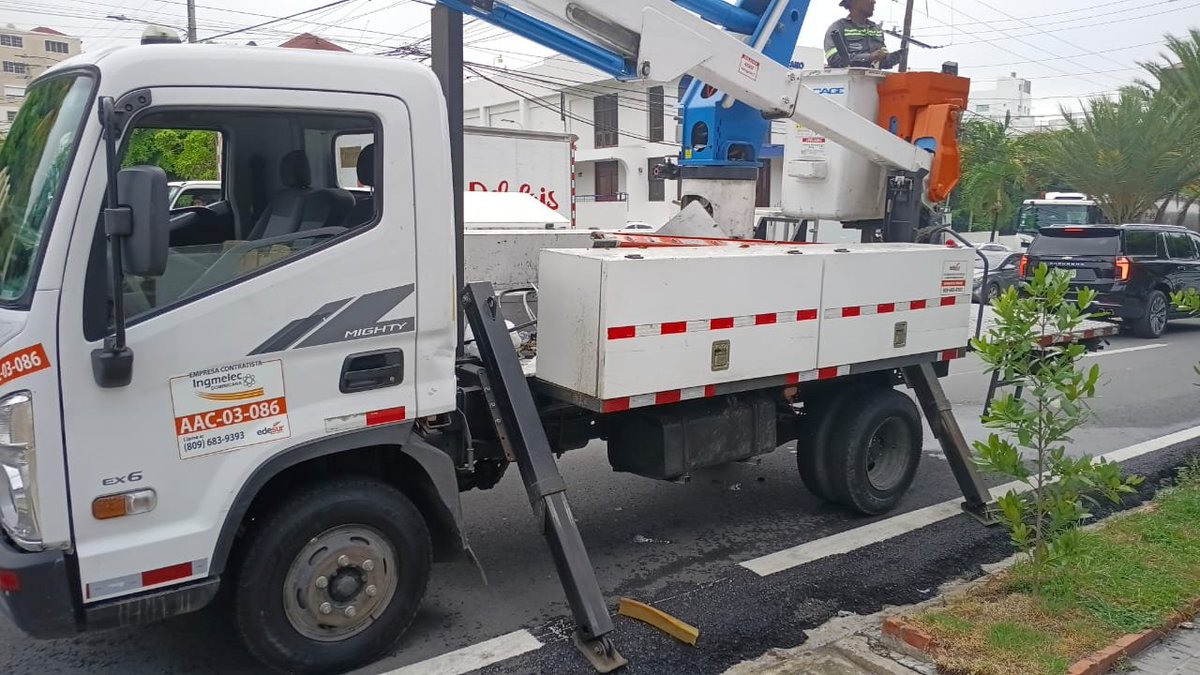EdesurRD's tweet photo. #EdesurInforma/ Restablecimos el servicio eléctrico en Los Restauradores y parte del Mirador Norte, en el Distrito Nacional, tras  sustituir un colector y un aislador rotos que provocaron una avería en el circuito EMBA106A. https://t.co/N0TcfQZP7D