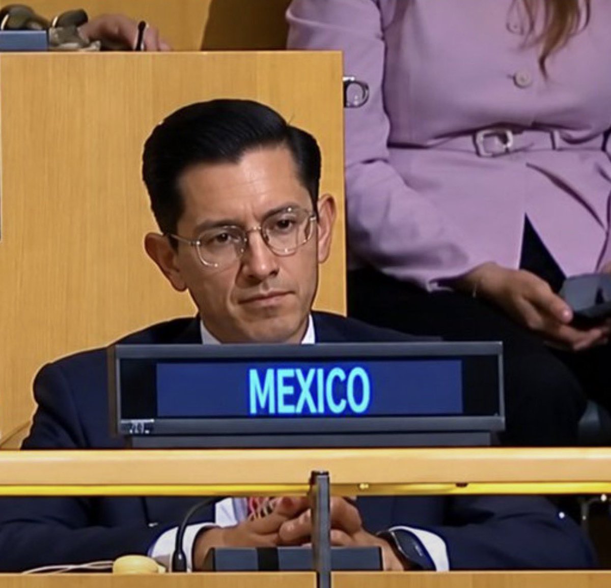 Hisoymario's tweet photo. Mientra Trump desde la ONU decía las verdades sobre México, vean la cara del pendejo de Roberto Velasco  ( SRE ) https://t.co/cVDOuW0XCR