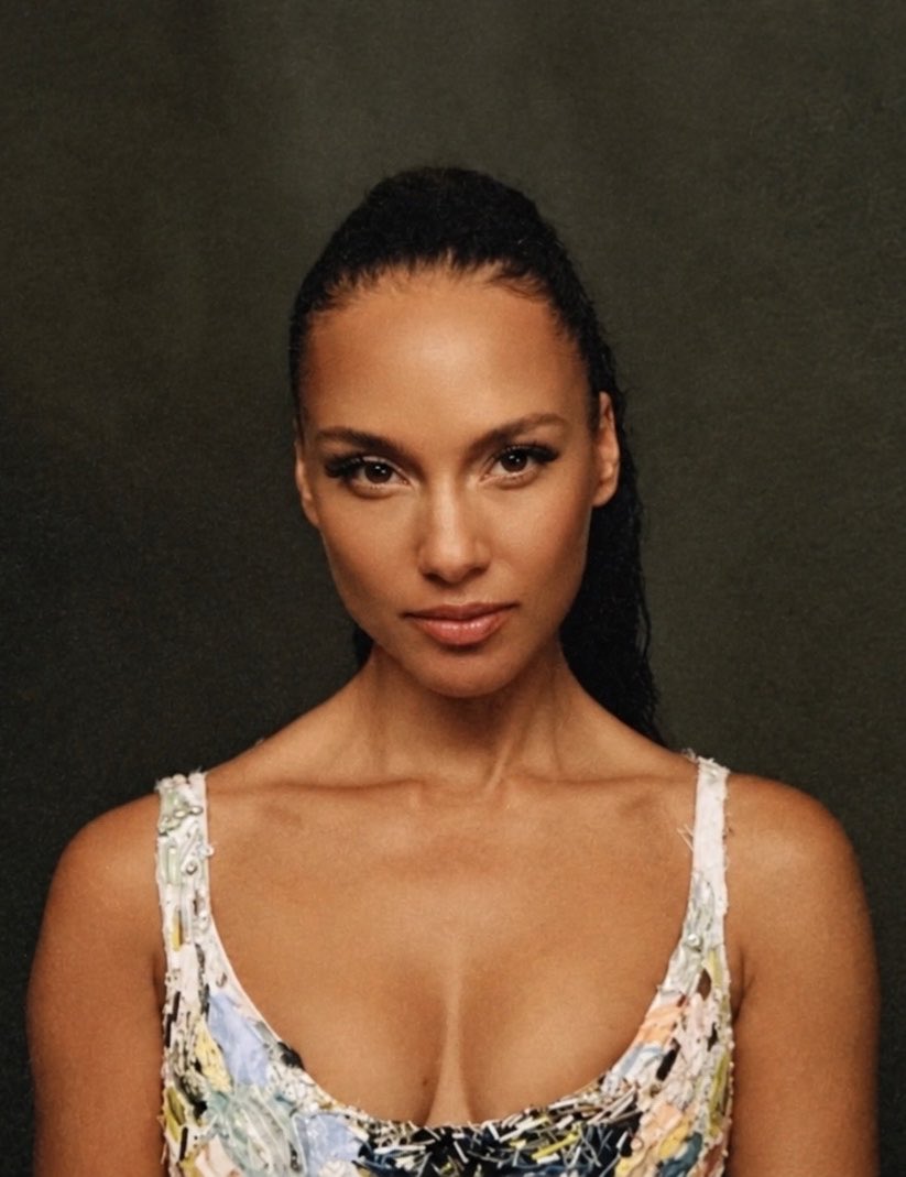 AliciaKeysDaiIy's tweet photo. Alicia Keys for Vogue Italia ✨ https://t.co/v0pCAWeAOM