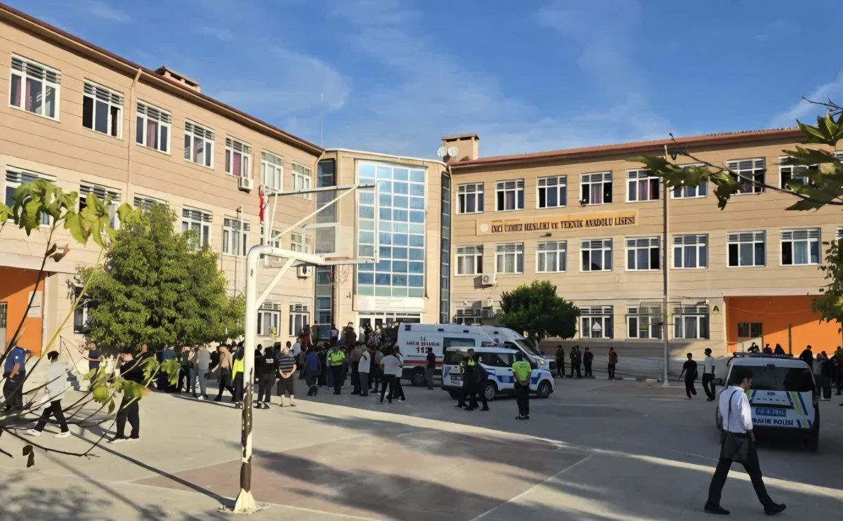 talatyavuz29's tweet photo. ***HEP BİRLİKTE***

Evinde silah olanlar, "benim çocuğum yapmaz" demesin, silahına ulaşılamayacak şekilde önlemlerini alsın!

Emniyet birimleri okul ve çevresine yoğunlaşsın!

MEB, alınan önlemlerin uggulamasını titizlikle denetlesin!

Veliler çocuklarını yakın takibe alsın, dinlesin, güne dair sohbet etsin, çocuğundaki değişimleri ciddiye alsın!

Eğitimciler bütün dikkatleriyle en küçük ayrıntıya bile dikkat etsin. İşin merkezinde olduklarını unutmasınlar!

RTÜK görevini yapsın, öğrencilerimizin ve toplumun ruh sağlığını bozan dizi ve film kahramanlarına, tv kanallarına yaptırımları eksiksiz uygulasın!

Dijital alemi takip edenler gözlerini dört açsın!

Kimse okul ve öğretmenlerle ilgili sorumsuzca kanaat belirtmesin, yargıda bulunmasın, hedef göstermesin!
...

Önlem alınmasaydı okul dışında yaşanan olay Maraş'ta olduğu gibi okul içinde de yaşanabilirdi. 

Unutmayalım, eksikleri cesaretle konuşmak ve hep beraber doğru işler yapmak zorundayız. 

Kabul etmeliyiz ki bu tür silahlı saldırılar, bulaşıcı hastalık gibi gençlerimizin bilinçaltına işlenmiş durumda. 

Unutmayalım eli silahlı, sırtı çantalı saldırgan öğrenci görüntülerine, gençlerimiz film kahramanlarına bakar gibi bakıyorlar. 

Hepimize geçmiş olsun.
