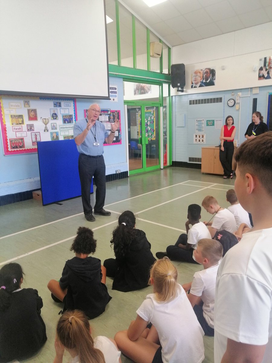 SpringfieldPri2's tweet photo. Recently, as part of Year 4 Lifeskills we had a visit from school governor and local councillor Ian Fuller. The children asked him questions about how local councils have a responsibility to manage our city. #politicalpeople #springfieldsmiles https://t.co/2baOXBUzqY