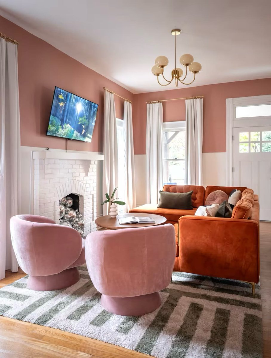 funkitco's tweet photo. Memphis done right ⭐️ Bold color and shape, kept tasteful instead of chaotic.

Most Airbnb listings lose at the curb, long before anyone reaches the living room.

#airbnbdesign #airbnbhost https://t.co/BHlXLBy628