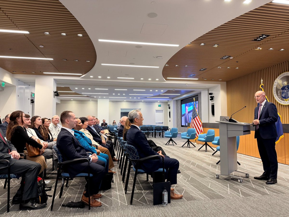 BrendanCarrFCC's tweet photo. 20 years ago, the FCC stood up the agency’s Public Safety and Homeland Security Bureau. 

Great to join with so many of the Bureau’s leadership—past and present—today to recognize the group’s ongoing and important work. https://t.co/yUizQqudvZ