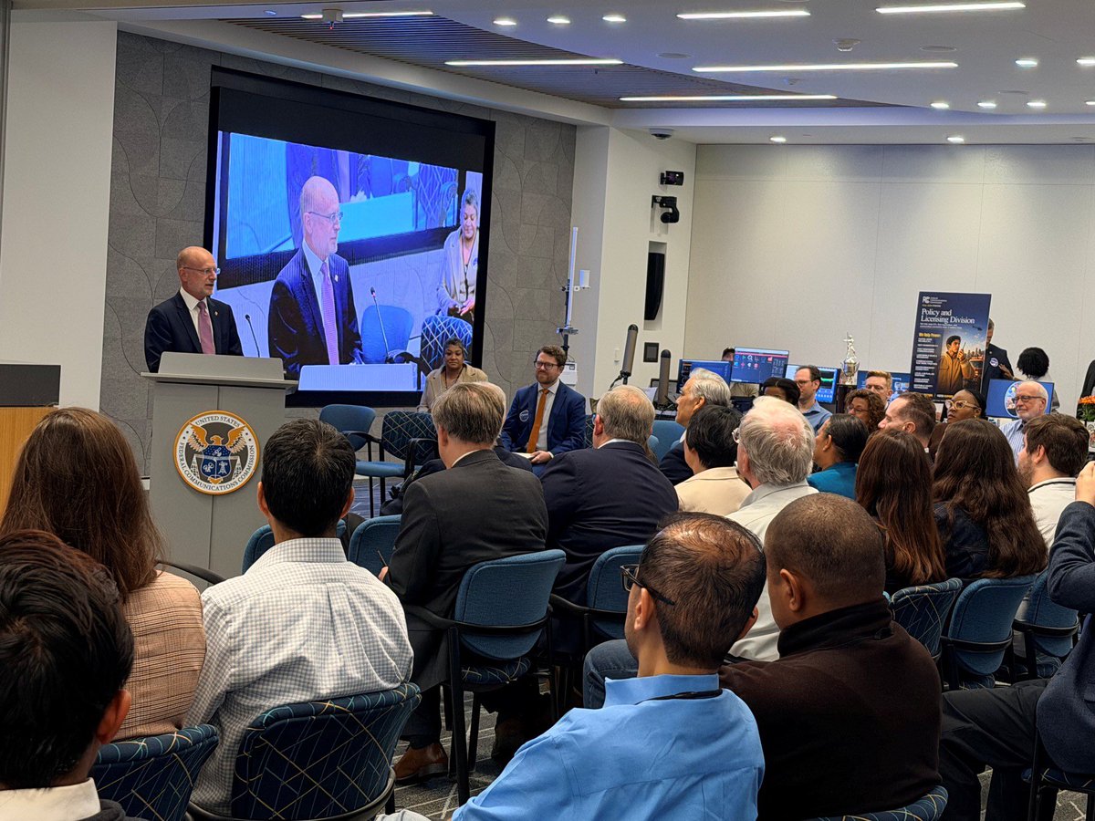 BrendanCarrFCC's tweet photo. 20 years ago, the FCC stood up the agency’s Public Safety and Homeland Security Bureau. 

Great to join with so many of the Bureau’s leadership—past and present—today to recognize the group’s ongoing and important work. https://t.co/yUizQqudvZ