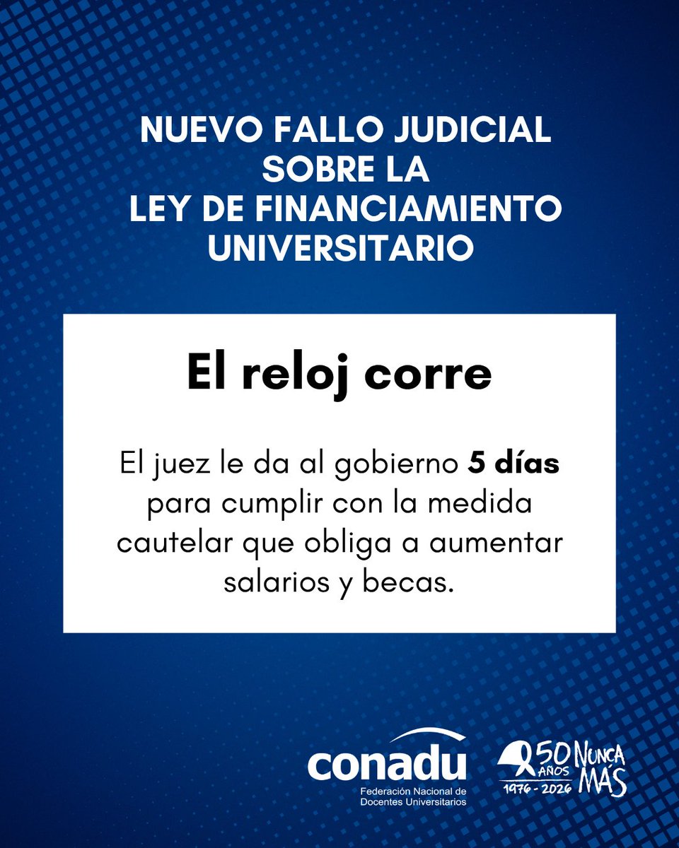 PrensaCONADU's tweet photo. ⏰Nuevo fallo del juez Cormick: el gobierno nac tiene 5 días para cumplir con la ley, bajo apercibimiento de una multa que irá creciendo día a día.
El Frente Sindical sostiene que para cumplir con la ley el aumento debe ser de 33,4%.

MILEI NO SOS REY, CUMPLÍ LA LEY https://t.co/R2PMmd6xBP