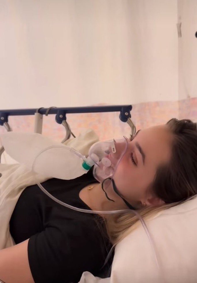 LILI_UPDATE's tweet photo. In hospital 🏥 proof https://t.co/tpF4mAuZZ8