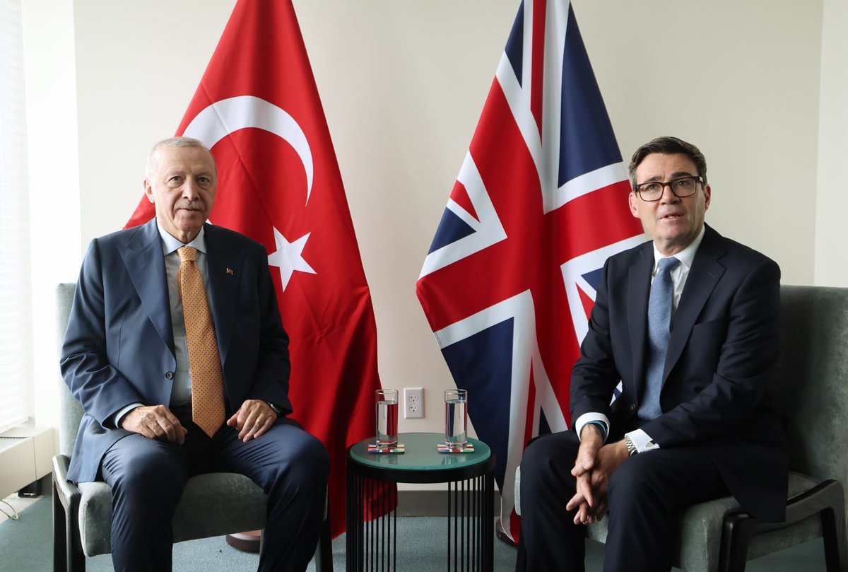 Akparti's tweet photo. Cumhurbaşkanımız Sayın Recep Tayyip Erdoğan, İngiltere Başbakanı Andy Burnham ile görüştü. https://t.co/847okI9IzD
