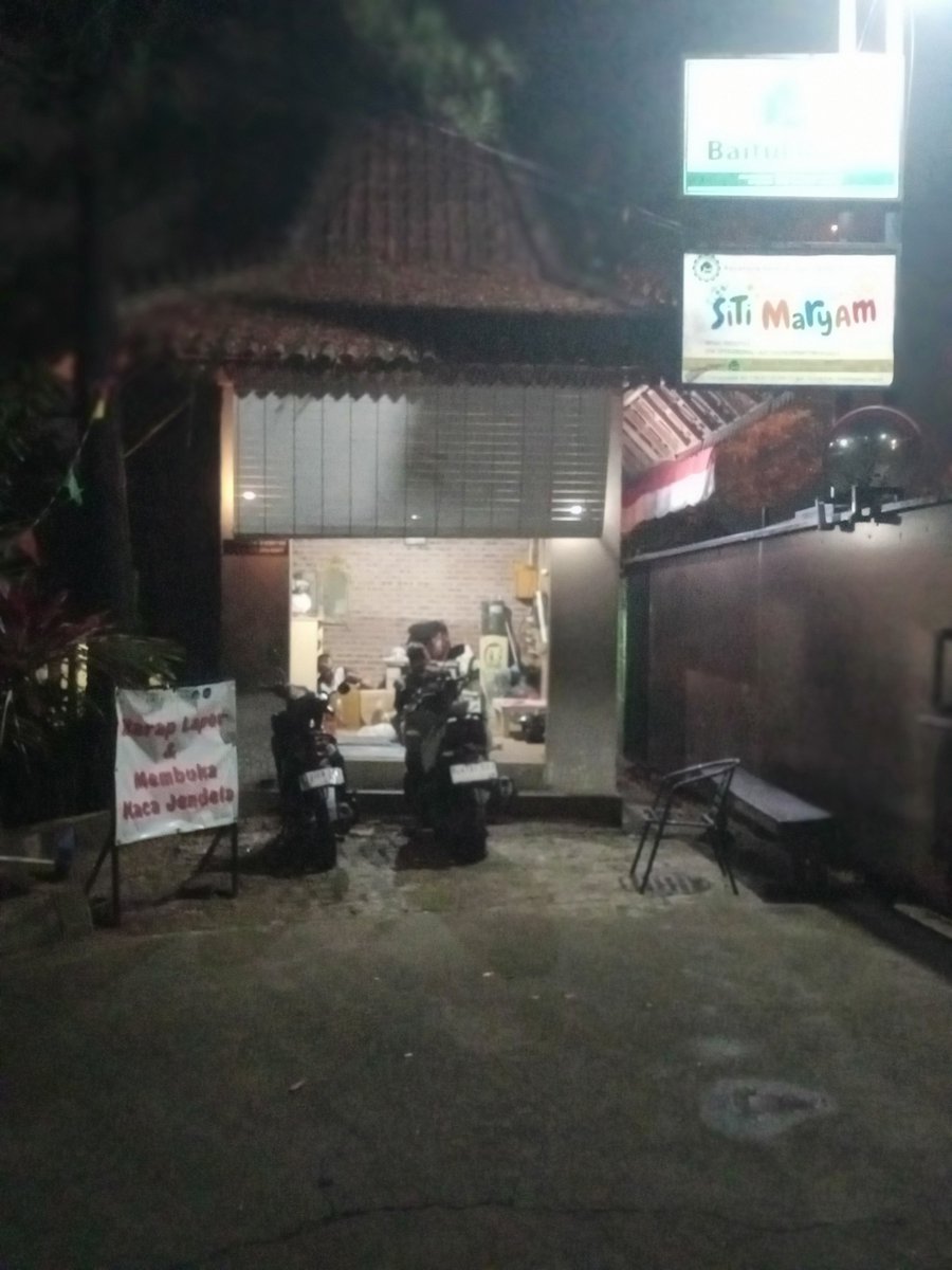 atmostfair's tweet photo. Seusai menembus hujan. 
Di pos joglo.
Sepi.
Dingin, nggak gerah.
Alhamdulillah.
Semoga aja
nggak masuk angin. 😅

#BaitulMalik https://t.co/Ot662EhPV8