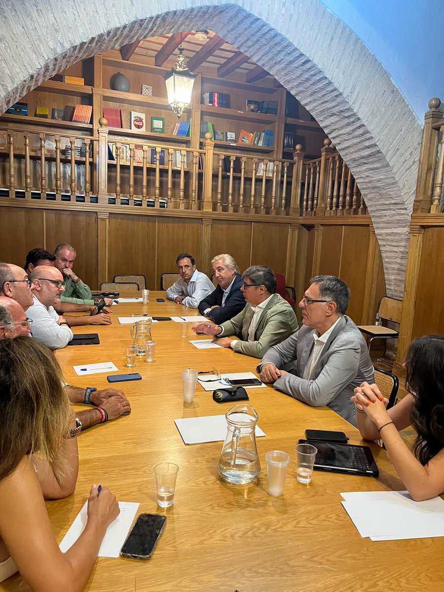 FEICASE's tweet photo. Sesión de la #comisiónmovilidad de @CES_Sevilla con la presencia de @AlvaroPimentelS, Delegado del Área Movilidad, Economía y Comercio del @Ayto_Sevilla , y del Dir Gral de Movilidad Juan García, tratándose el tema de la Reordenación de la Carga y Descarga en la Ciudad de Sevilla https://t.co/2030eqf9ty