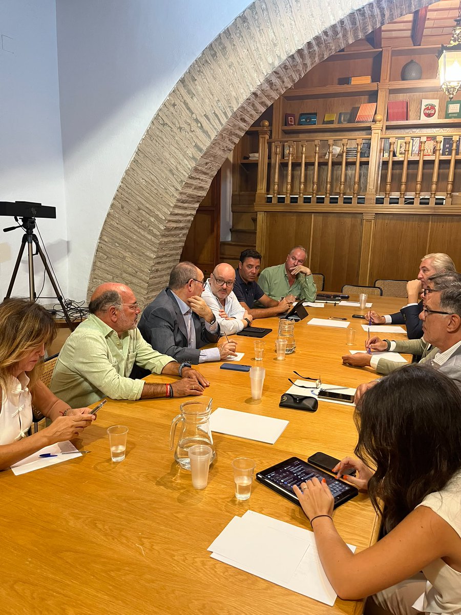 FEICASE's tweet photo. Sesión de la #comisiónmovilidad de @CES_Sevilla con la presencia de @AlvaroPimentelS, Delegado del Área Movilidad, Economía y Comercio del @Ayto_Sevilla , y del Dir Gral de Movilidad Juan García, tratándose el tema de la Reordenación de la Carga y Descarga en la Ciudad de Sevilla https://t.co/2030eqf9ty