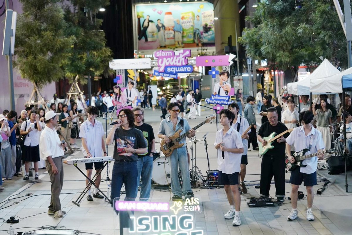 faikeaw_ent's tweet photo. “The Exurbs” บุกลาน AIS SIAM เปิดตัวเพลงแรก
“มันยังชัดอยู่เลย” พร้อมดึง ARTY และ ETC ร่วมโชว์
#tia51 #tiamusic #theexurbs #เอ็กเซิร์บดิวะะ
“The Exurbs” (ดิ เอ็กซ์เซิร์บ) เรียกได้ว่าเป็นอีกหนึ่งวงที่น่าจับตามองในยุค Gen Z ทั้งความสามารถในการร้อง และ เล่นดนตรีของเหล่าสมาชิกทั้ง 7 คน อย่าง ฟอร์ด(ร้องนำ) ปลาเก๋า(กีต้าร์) ซัน(กีตาร์) แซน(กลอง) โทบี้(คีย์บอร์ด) คอปเตอร์(เบส) และพัตโตะ(กีตาร์) ที่มาเปิดตัวโชว์ให้เหล่าชาวสยามGen Z ได้ร่วมชม พร้อมเปิดตัวเพลงแรกของวงอย่างเพลง “มันยังชัดอยู่เลย” หนึ่งในเพลงประกอบซีรีส์อย่าง LOVEx3 หลักสูตร(รัก)ภาคบังคับ ที่เหล่าสมาชิกวงได้ร่วมแสดงในซีรีส์เรื่องนี้อีกด้วย
เปิดตัวด้วยเหล่าสมาชิกทั้งหมดร่วมขึ้นโชว์กับ ARTY อดีตสมาชิกวง Bamm ที่ตลอดทั้งโชว์ทำเอาแฟนๆชาว AIS SIAM ร่วมร้องและส่งเสียงเชียร์น้องๆตลอดทั้งการแสดง ต่อด้วยโชว์ของวง ที่งานนี้หนุ่มฟอร์ดจัดเต็มพร้อมโชว์พลังเสียงและปล่อยเอเนอร์จี้แบบสุดพลัง พร้อมทั้งโชว์เพลง“มันยังชัดอยู่เลย” กันแบบสดๆ เรียกได้ว่าเพลงนี้เป็นเพลงแรกของวง ก่อนที่จะได้เปา-ต้นกล้า 2 นักแสดงจากซีรีส์ LOVEx3 หลักสูตร(รัก)ภาคบังคับ ขึ้นมาร่วมแจมในโชว์ ที่ทำเอาแฟนๆที่มารอชมส่งเสียงเชียร์สนั่นกลางสยาม ก่อนจะร่วมเก็บภาพบรรยากาศความประทับใจกับแฟนๆที่มาร่วมกิจกรรม และแขกรับเชิญสุดพิเศษที่ทำเอาทั้ง 7 หนุ่มตื่นเต้นมากกับการได้ร่วมแสดงกับวง ETC ที่ได้พี่หนึ่ง พี่บี และพี่โซ่มาร่วมแจมในโชว์นี้ เรียกได้ว่า “หูเคลือบหอง” เลยก็ว่าได้ ตลอดทั้งการแสดงทำเอาแฟนๆที่มาร่วมในกิจกรรมในครั้งนี้ได้ฟินกันสุดๆกับการแสดงที่รวบรวมความหลากหลายความประทับใจไว้ในครั้งนี้
สามารถติดตามทั้ง 7 หนุ่ม The Exurbs (ดิ เอ็กซ์เซิร์บ) ได้ทุกช่องทาง Official และรับฟังเพลง “มันยังชัดอยู่เลย” ได้แล้ววันนี้ได้ทุกสตรีมมิ่งแพลตฟอร์ม