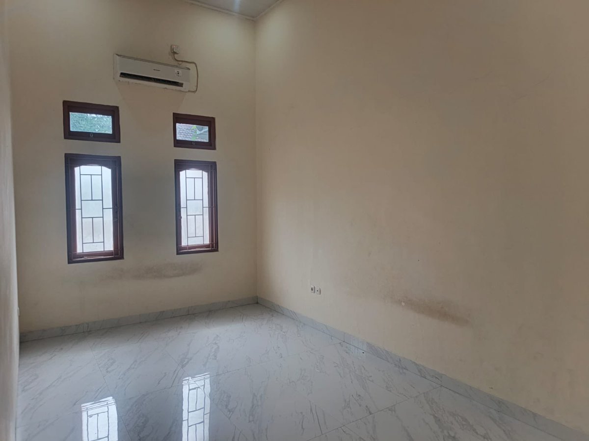 sipaimutt's tweet photo. BISMILLAHHH, Dijual rumah 📍Tangerang Selatan. LT 84m², LB 112m², 2 KT, 2 KM. Lantai granite 60 x 90 Plafon pvc, Plafon baja ringan holo 4x4. Listrik 2200, Kamar utama bawah 3.5 x 5.5 kmr atas 4 x 4, Ac 1 pk 2 unit , Kompor tanam merek Modena. Minat, japri aku yaa ges💖💖 https://t.co/RAorwioemN