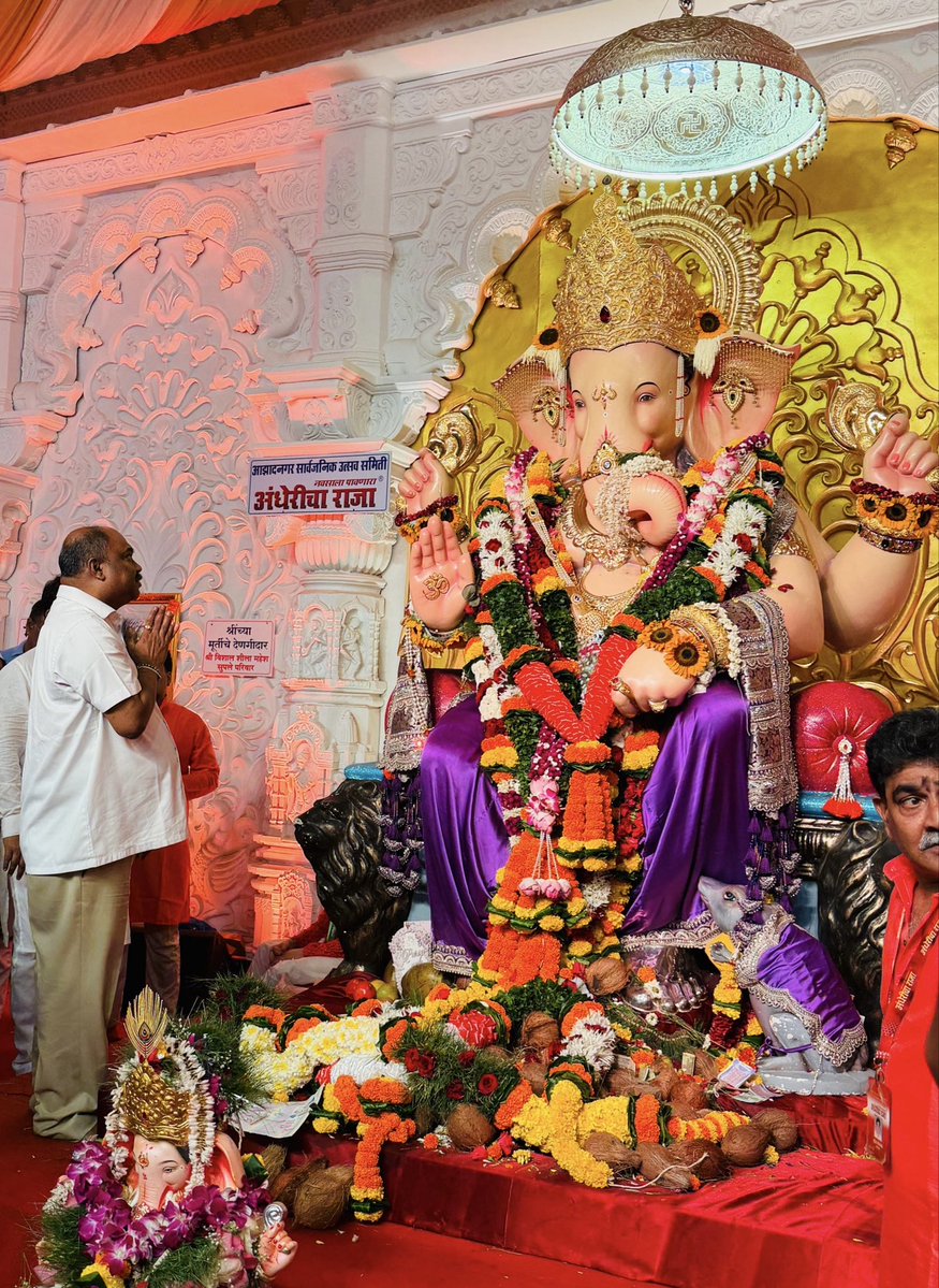 advanilparab's tweet photo. वर्सोवा आमदार हारून खान यांच्या आमदार निधीतून साकारण्यात आलेल्या ‘अंधेरीचा राजा’च्या कोनशिलेचा उद्घाटन सोहळा पार पडला. त्यानंतर नवसाला पावणाऱ्या ‘अंधेरीचा राजा’चे मनोभावे दर्शन घेऊन सर्वांच्या सुख, समृद्धी आणि आरोग्यासाठी प्रार्थना केली. 🙏

या प्रसंगी आमदार हारून खान, उपनेते अमोल कीर्तिकर, नगरसेवक यशोधर फणसे तसेच स्थानिक पदाधिकारी आणि कार्यकर्ते मोठ्या संख्येने उपस्थित होते.

#ShivsenaUBT #AndheriChaRaja #GaneshChaturthi #AnilParab