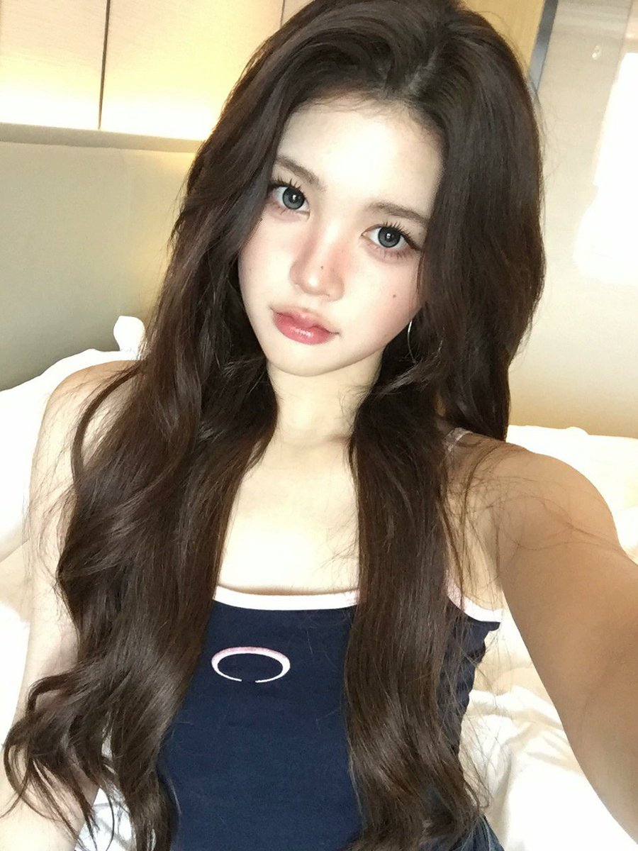 H2H_INA's tweet photo. 260922 #A_NA weverse post

Bukannya shoulder shake, malah selfie shake

#Hearts2Hearts #하츠투하츠 #H2H
@Hearts2Hearts https://t.co/ALIyFZMUZf