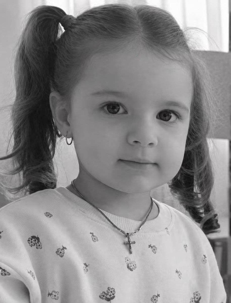 Xenta777's tweet photo. A 2yo Ukrainian girl, Emilia Ivanenko, was killed by a russian drone in Chopovychi, Zhytomyr region, 120km from Kyiv
Her funeral was held today, September 22

russia has killed yet another Ukrainian child
And the world just watches

Rest in peace, little angel 🕯️💔 https://t.co/4fGd7kH0JR
