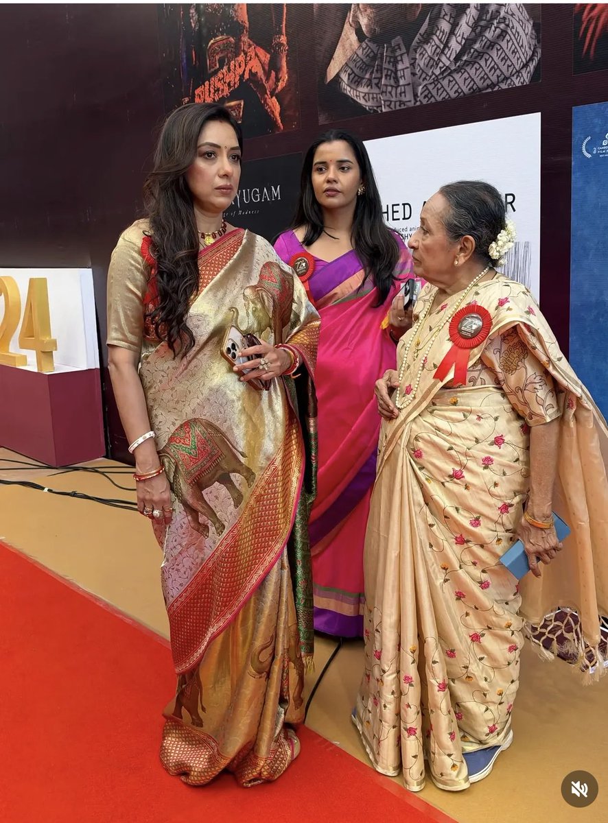swetamona14's tweet photo. The gorgeous &amp; proud ladies to cheer @VijayGanguly for receiving  #NationalFlimAwards for best choreographer 👏👏 
congratulations to vijay sir and family 🎉🎉
@TheRupali loved ur sari print. As always unique 💗
#RupaliGanguly #Anupamaa https://t.co/7Q87lo3FrY