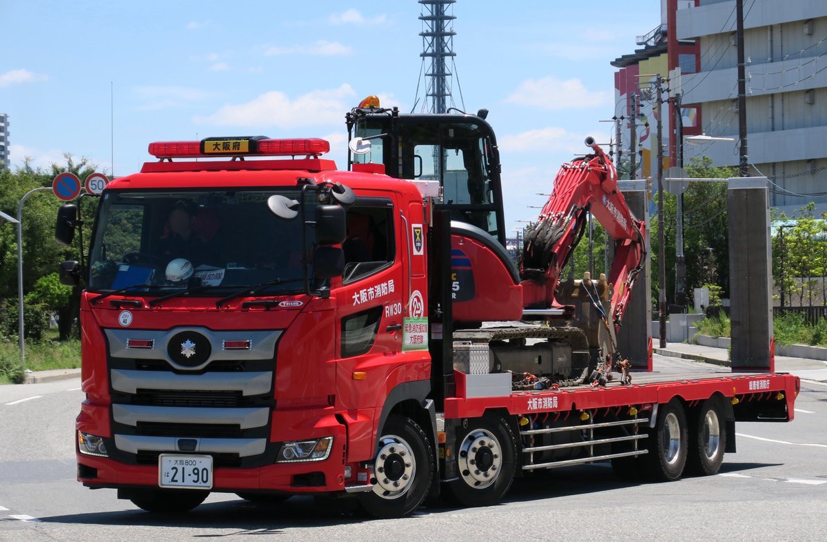 xx_tp_'s tweet photo. 大消RW30 レッドヒッポ全地形対応車と搬送車

阿倍野重機搬送24の搬送車が車検などで不能の際は、2枚目のように代わって重機も搬送します https://t.co/4zym9B1v4p