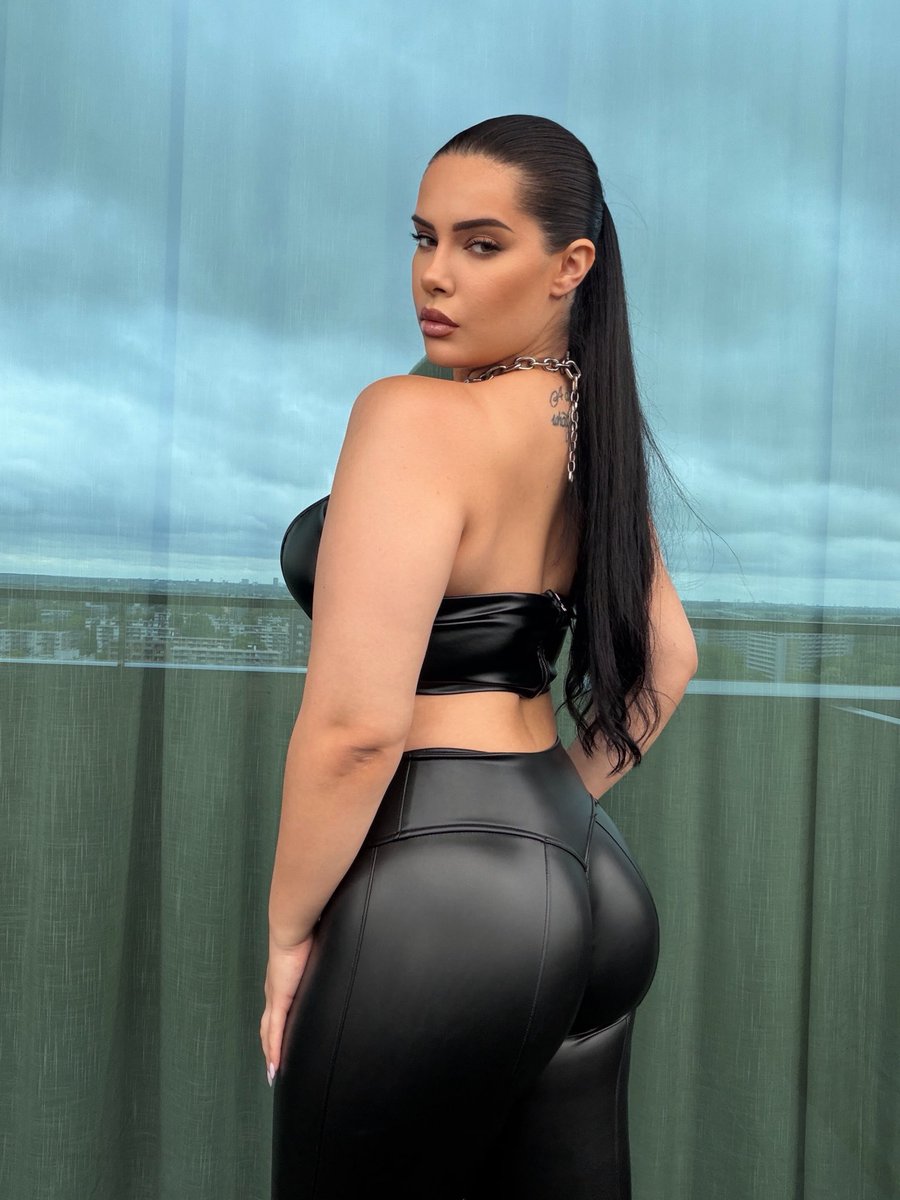 MissNerezza's tweet photo. You want it so bad but… only i decide if you are worthy to me👇🏼 https://t.co/NF1C7FTEDG