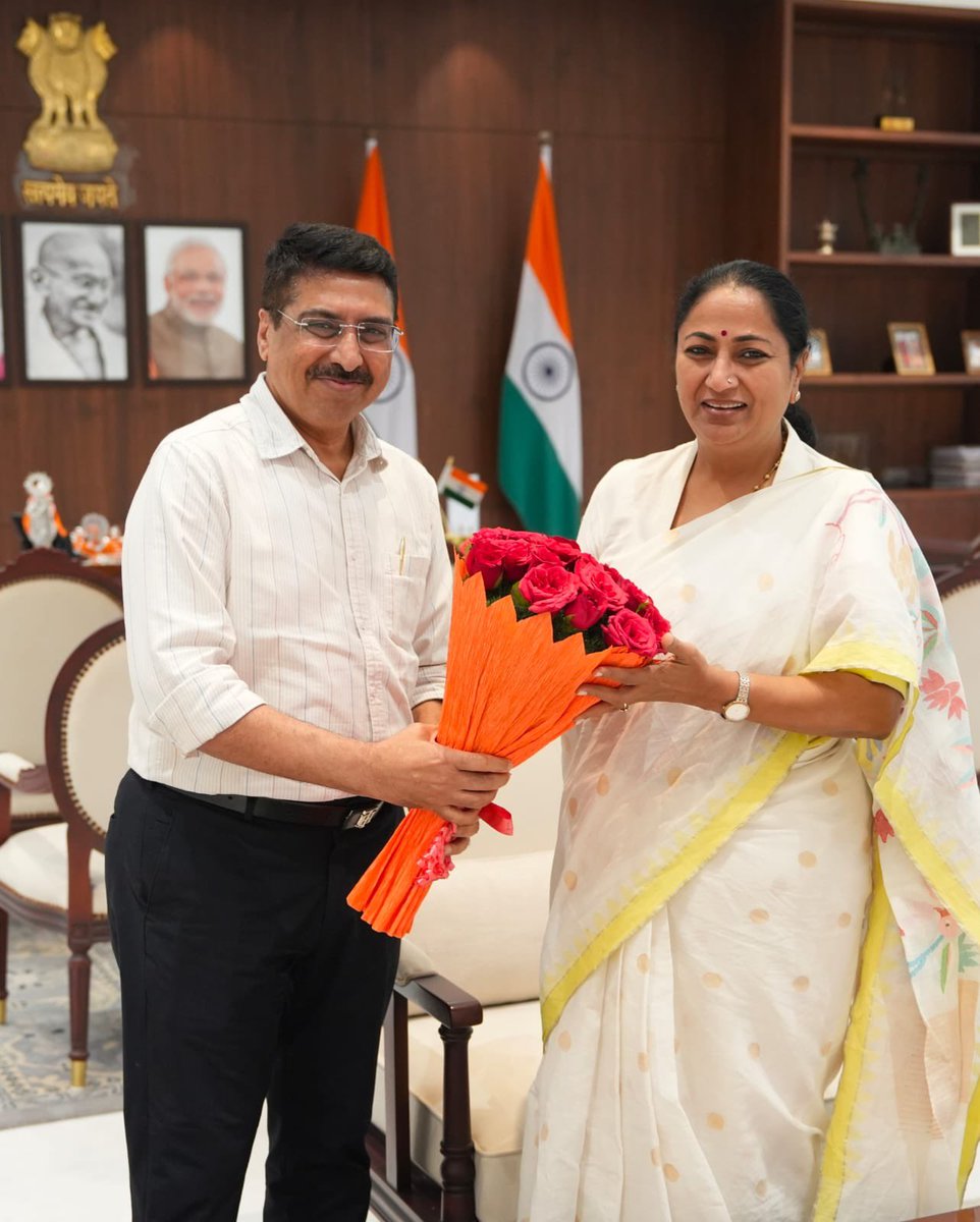 deepakmhaskey's tweet photo. आज दिल्ली की मुख्यमंत्री श्रीमती रेखा गुप्ता जी से शिष्टाचार भेंट हुई।

इस दौरान दिल्ली में संगठन के सोशल मीडिया कार्यों, जनसंवाद को और प्रभावी बनाने तथा विभिन्न समसामयिक विषयों पर सार्थक बातचीत एवं विचार-विमर्श हुआ। https://t.co/KlcNIqlW7X