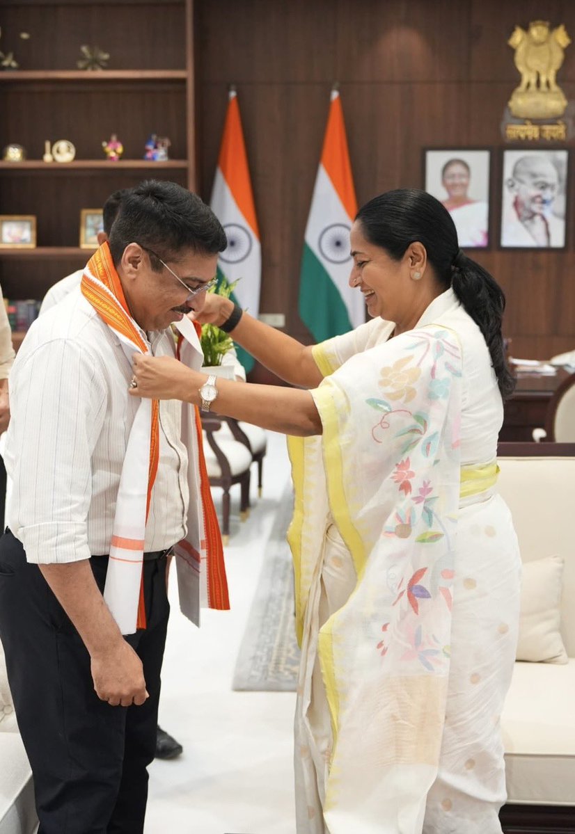 deepakmhaskey's tweet photo. आज दिल्ली की मुख्यमंत्री श्रीमती रेखा गुप्ता जी से शिष्टाचार भेंट हुई।

इस दौरान दिल्ली में संगठन के सोशल मीडिया कार्यों, जनसंवाद को और प्रभावी बनाने तथा विभिन्न समसामयिक विषयों पर सार्थक बातचीत एवं विचार-विमर्श हुआ। https://t.co/KlcNIqlW7X