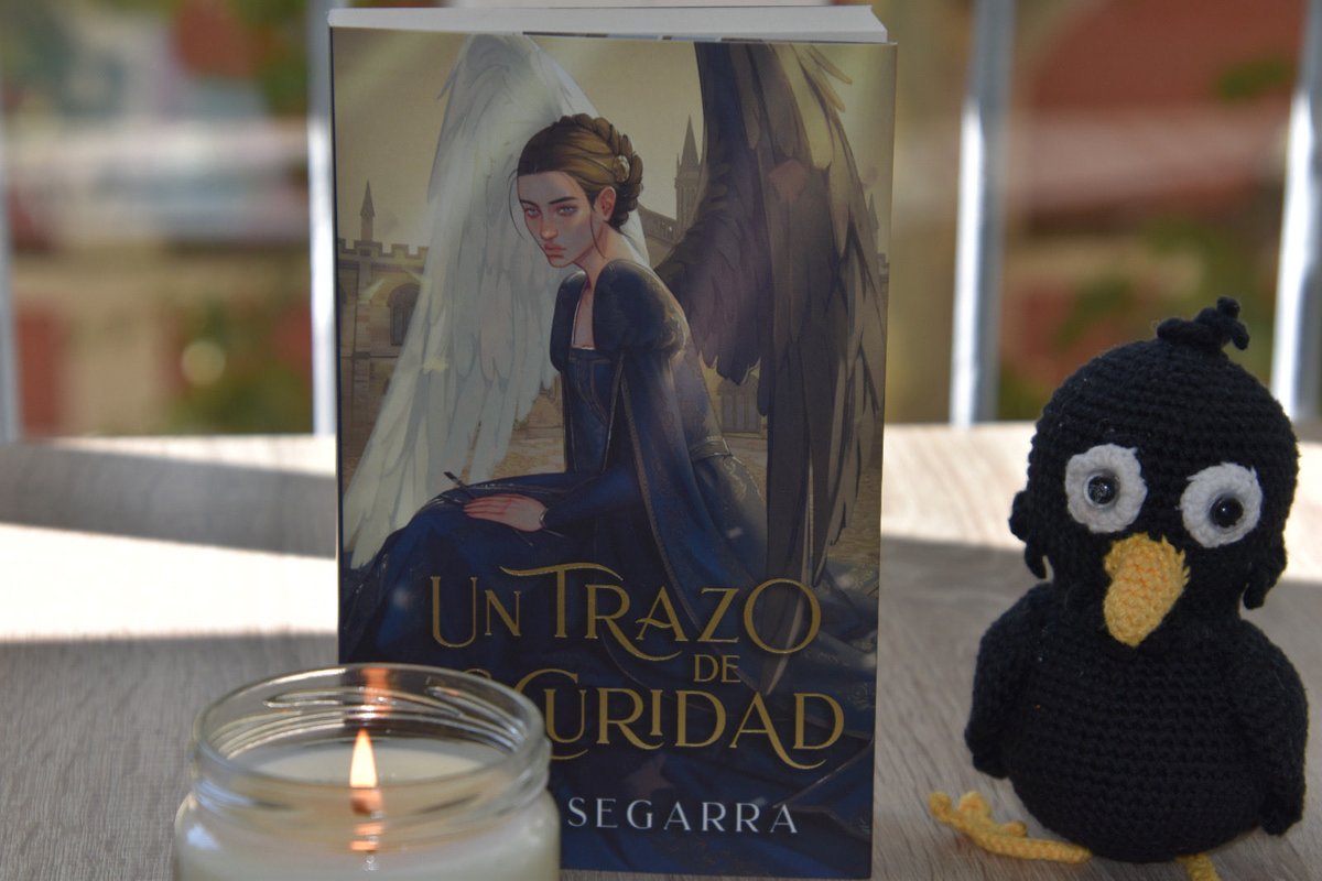 ElCuervoLector's tweet photo. La posada abre sus puertas a una viajera muy especial ✨. En este episodio recibimos a @AnaSegarraG , nuestra primera invitada ilustre… y, además, nuestra madrina 🤩.

Escritora versátil, amante de la fantasía y creadora de mundos muy diferentes 
 https://t.co/nFXyLG4W4i https://t.co/3fNuvHYvFf