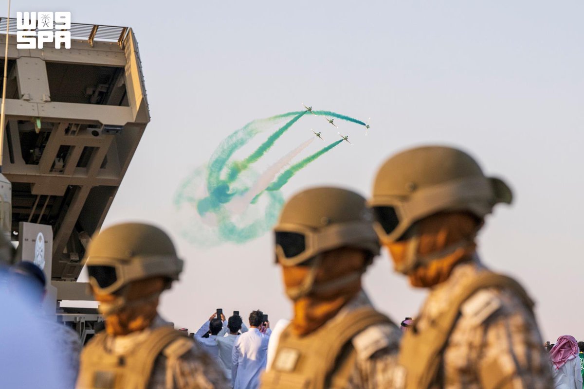 SPAregions's tweet photo. الصقور السعودية .. تحلّق في سماء الرياض بمناسبة #اليوم_الوطني_السعودي.

#عزنا_بطبعنا | #واس https://t.co/x6M0YVywny