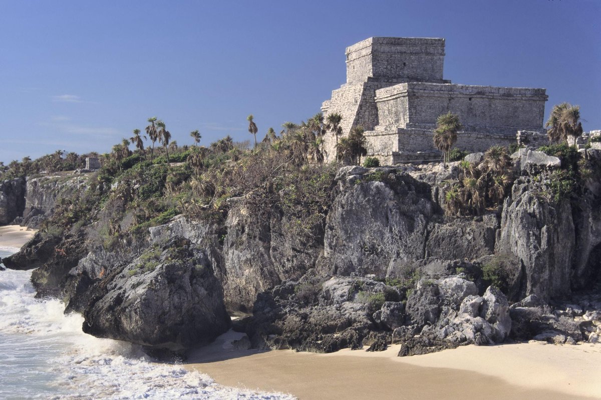 RevistaEliteqr's tweet photo. ¿Sabías que se ha propuesto que El Castillo de Tulum pudo servir como referencia para la navegación costera? Su posición elevada frente al Caribe hacía visible el asentamiento para quienes recorrían antiguas rutas marítimas.🛶
#Tulum #ElCastillo #CulturaMaya #NavegaciónMaya https://t.co/ntsXoIMPFd