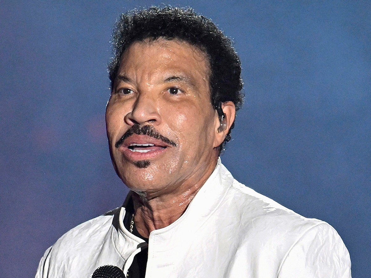 TMZ's tweet photo. 🚨 Lionel Richie hospitalized again amid ongoing heart issues; 3 shows canceled.

Exclusive: https://t.co/CXGXhVUx35 https://t.co/YhqnVJnnVt