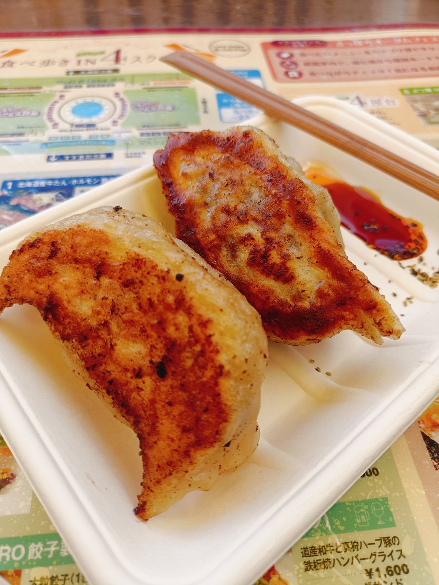 hit2neo's tweet photo. 👩「ねっこさん、北海道は食べる以外のイベントはなにかあるんですか？」

🐱「えっとね…なんか、大通公園でグルメのイベントあるみたいで…」

👩「食べる以外っていってんだろ！」

と旅立ち前に友人に怒られたけど…私に食べる以外を求めんな！！ww https://t.co/8aV9xE0zgp