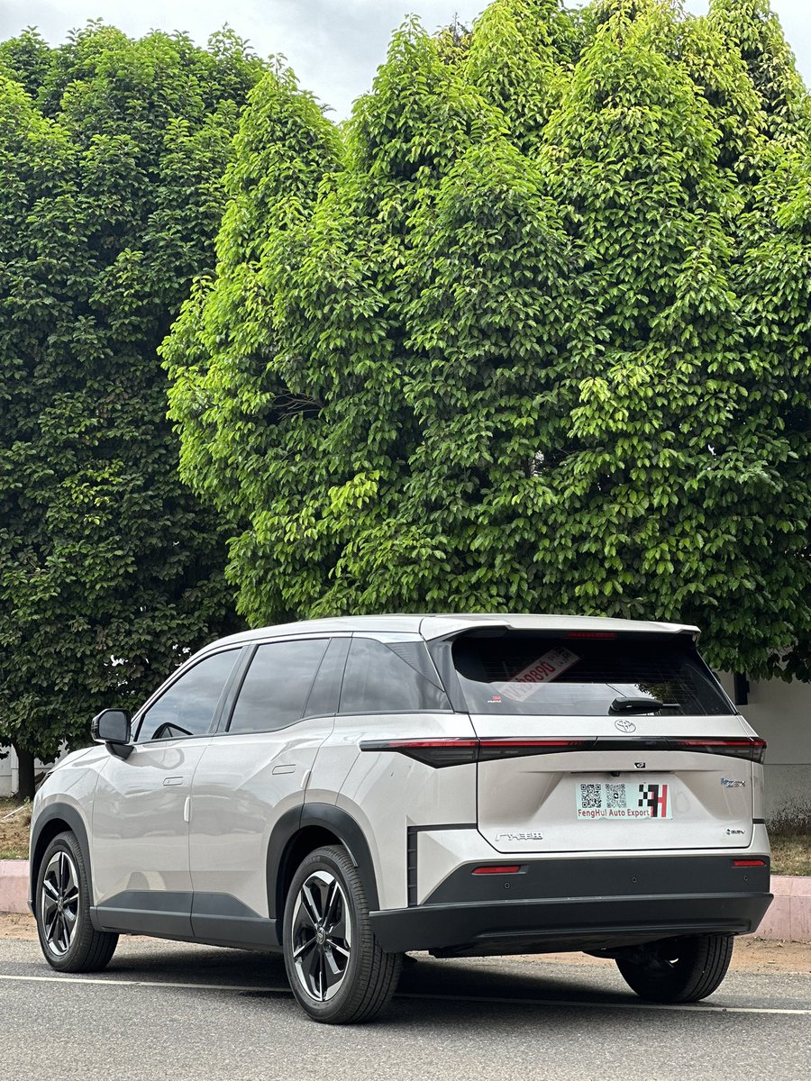 yourcarguy_auto's tweet photo. 2025 Toyota BZ3x 
5k miles 
GHS 435,000

•Fully electric (620km full range)
•Touchscreen infotainment system 
•Alloy wheels 
•Leather seats

📩 DM @yourcarguy_auto or WhatsApp us on 0209013527/ 0279891173

#YourCarGuy 🚗🕺🏾 https://t.co/cRUZPukQ0I
