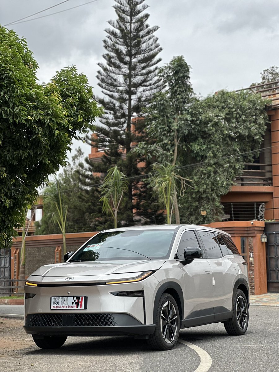 yourcarguy_auto's tweet photo. 2025 Toyota BZ3x 
5k miles 
GHS 435,000

•Fully electric (620km full range)
•Touchscreen infotainment system 
•Alloy wheels 
•Leather seats

📩 DM @yourcarguy_auto or WhatsApp us on 0209013527/ 0279891173

#YourCarGuy 🚗🕺🏾 https://t.co/cRUZPukQ0I