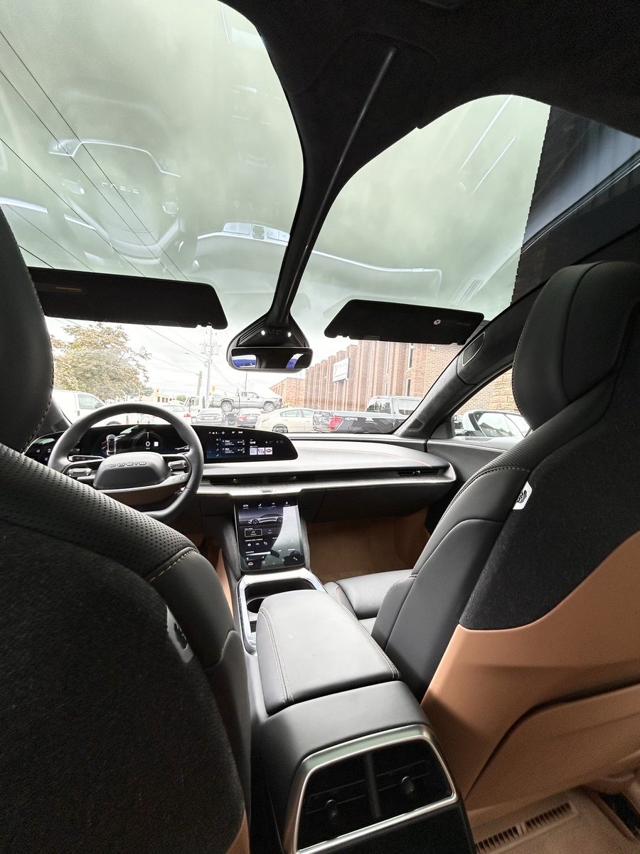 MoVernie's tweet photo. This premium #EV sedan #LucidAir has lots of technological gadget & comes with “Helicopter Windshield” that is mostly made of glass.
When I tap the gas pedal, I felt like I am driving a spaceship, super fast acceleration!
#Grateful #GoodSurprise #Lucid #LucidMotors #MoVernie https://t.co/M247CNM3iz