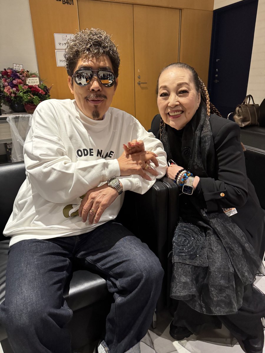 yukawareiko's tweet photo. 今日が70歳のお誕生日だった鈴木雅之さん。
マーチンさんの国際フォーラム•ホールAで、３時間におよぶ素晴らしいバースデイ•コンサートが終わった後の楽屋で、何だか変な手の繋ぎかたをしている私だけれど、多分、私の���激💦がまだ半端‼️ではないからだ、、、と思います〜す。ごめんなさい🙏 https://t.co/guuGN3HAlV