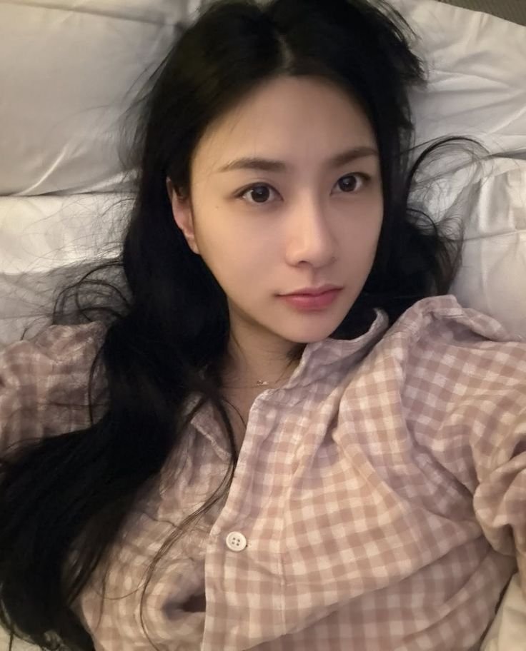 bIoomingwish's tweet photo. padet banget deh hari ini, fyuuuh akhirnya aku bisa kembali ke kasur kesayanganku ini!!! sudah saatnya #night_thimking_do_i_loved_by_him o’clock. https://t.co/aXbwKSbhCz
