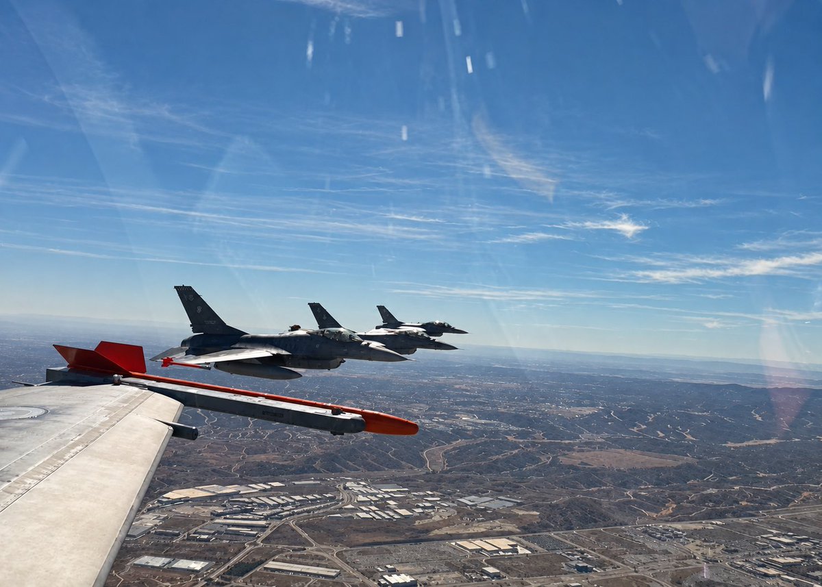 MinDefensa_Ar's tweet photo. Otro día histórico para nuestra Defensa. La segunda tanda de F-16 Fighting Falcon de nuestra @fuerzaaerea_arg despegaron desde Dinamarca para iniciar el vuelo ferry rumbo a la Argentina.

Es un largo recorrido sobre el Atlántico, con un destino claro. Llegar a nuestro país y seguir incorporando capacidades para una Fuerza Aérea moderna, preparada y a la altura de los desafíos de la Defensa Nacional.

Una Argentina que vuelve a mirar hacia lo más alto. Los esperamos con orgullo. 🇦🇷