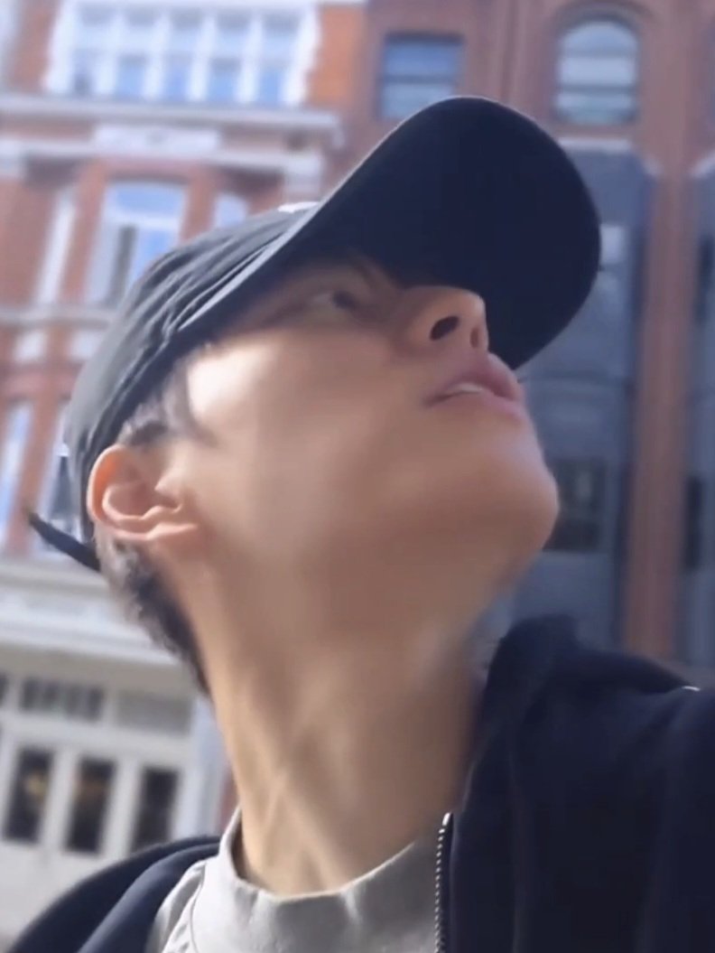 seungminisagod's tweet photo. im looking at his neck respectfully but not respectfully https://t.co/zUuDwkxgjj