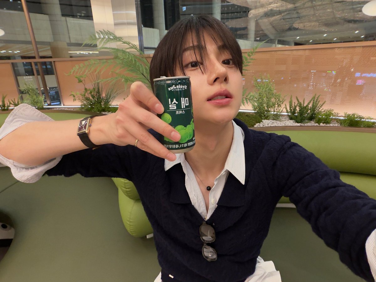 leowoned's tweet photo. 260922 plus chat update ➕💬 

🥀 y/n we arrived safelyyy
🥀 wanna have some plum drink with me y/n?

#SANGWON #상원 https://t.co/JLf6xKj5gb