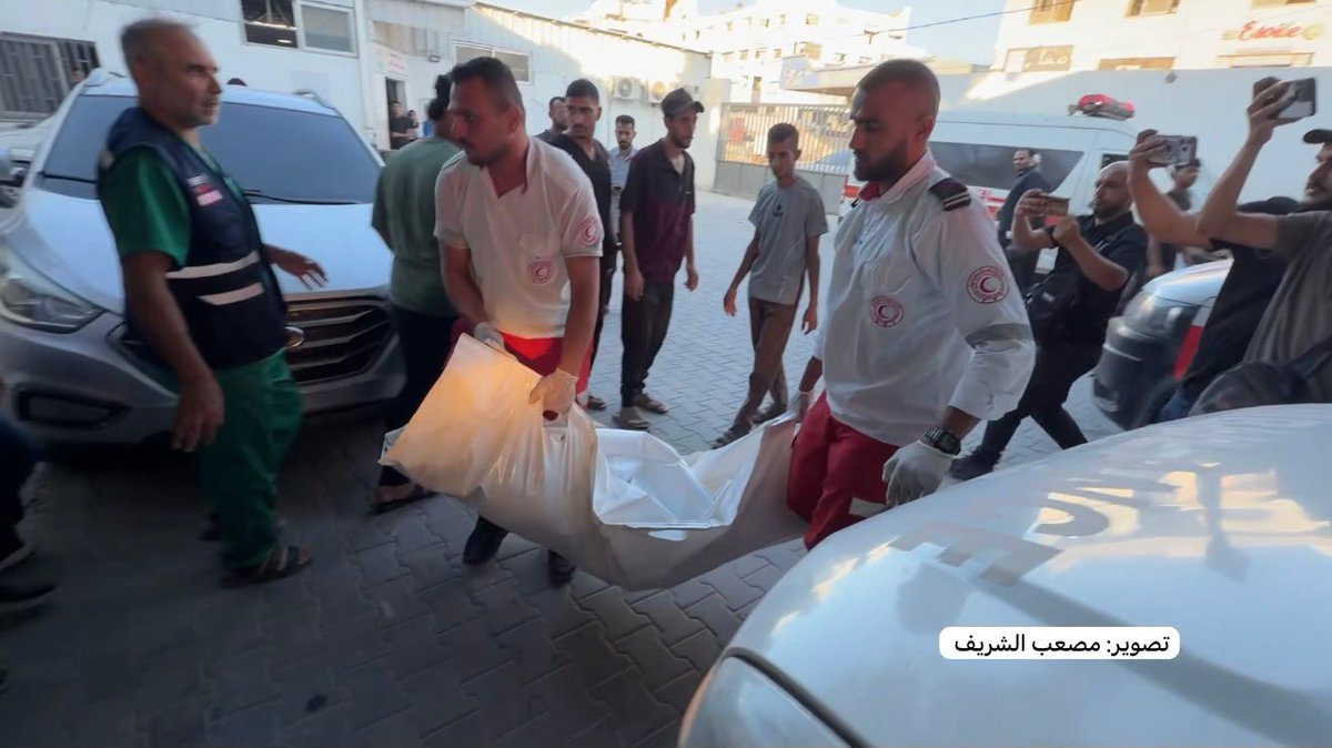 KhaledSafi's tweet photo. وصول شهيدين وثلاث إصابات بينهم طفل لمستشفى الشفاء بعد استهداف طائرات المحتل مجموعة مواطنين في محيط مقهى بالقرب من مدرسة مسقط بحي التفاح شمال شرق مدينة غزة..

طبعًا شايف كيف ينقل إخوانك المحاصَرين في غزة الشهداء. https://t.co/v4lMWzTF73