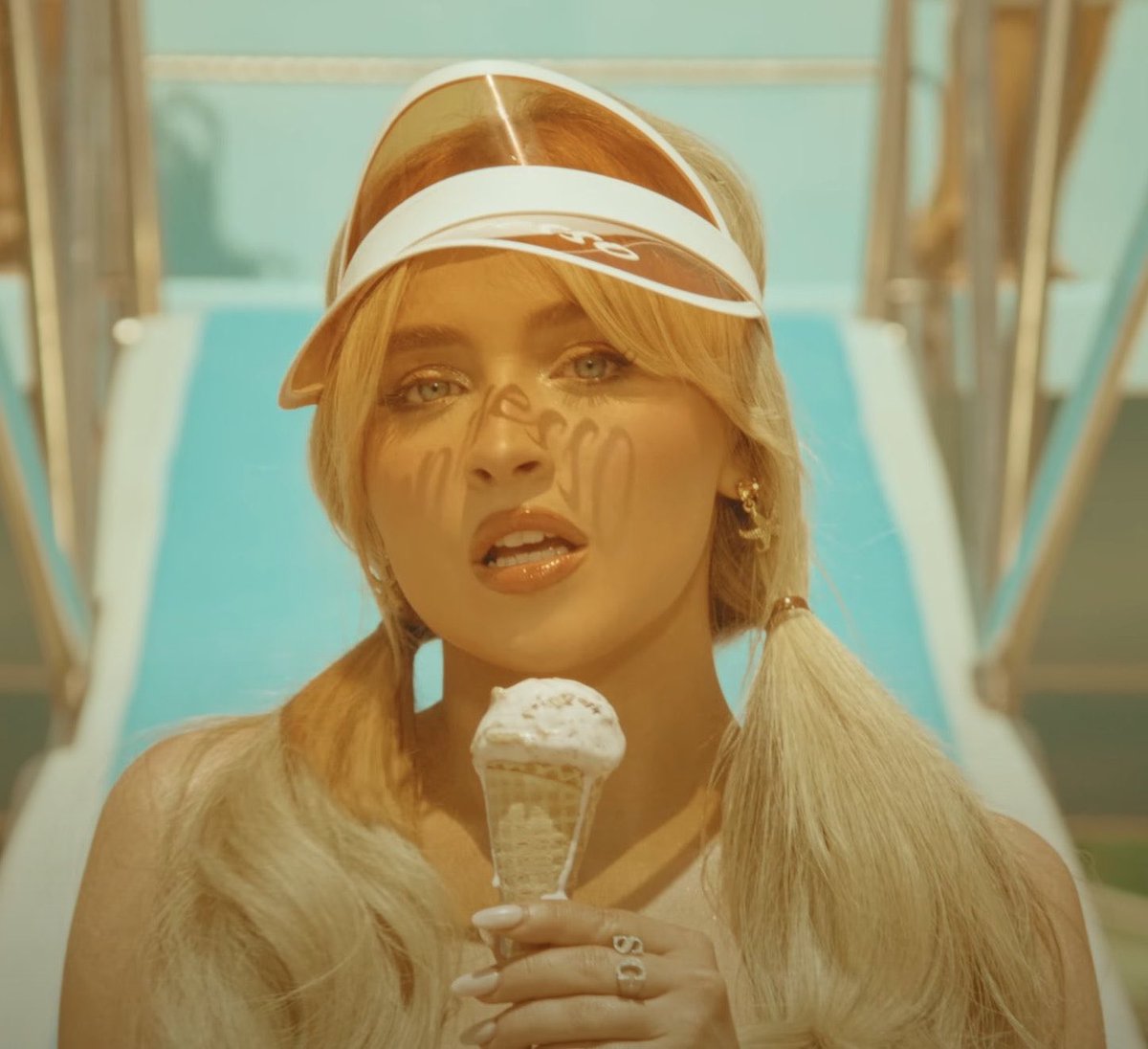 talkofthecharts's tweet photo. Sabrina Carpenter’s “Espresso” ties SZA’s “Snooze” as the second longest-charting solo song released by a female artist this decade on the global Spotify chart (893 days each) https://t.co/9kCJIPrIns