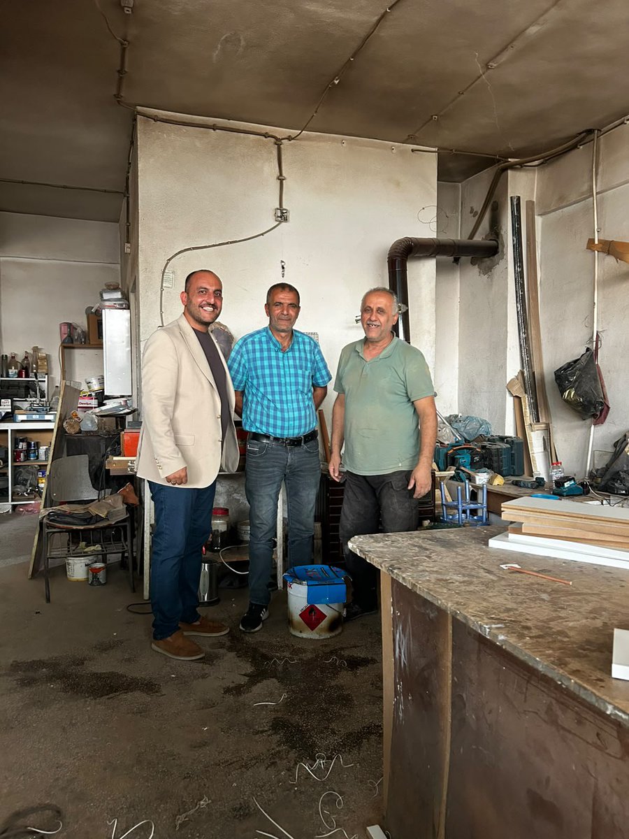 Osmantopluk2's tweet photo. BİZİM YERİMİZ SADECE SEÇİM MEYDANLARI DEĞİL, HER ZAMAN HALKIMIZIN YANIDIR!

📍Genç

Bugün Genç ilçemizde sanayi esnafımızı ziyaret ederek kıymetli esnaflarımızla bir araya geldik. Taleplerini, sorunlarını ve beklentilerini dinledik. Çünkü bizler, seçimden seçime değil, her zaman halkımızın yanında olmayı bir sorumluluk ve gönül meselesi olarak görüyoruz.
Ziyaretimiz sırasında esnaflarımızın dile getirdiği başlıca sorun ve talepler şunlardır:

📍Çıraklık Eğitim Merkezi: Genç ilçemizde de yeterli sayıda ve nitelikte öğretmenin bulunması, gençlerimizin kendi ilçelerinde meslek öğrenerek geleceğe hazırlanabilmesi için gerekli çalışmaların yapılması.

📍Yüksek gerilim direkleri: Sanayi sitesi içerisinde bulunan ve tehlike oluşturduğu ifade edilen yüksek gerilim direklerinin kaldırılması veya güvenli hâle getirilmesi.

📍Çevre düzenlemesi ve sulama: Sanayi sitesinde çevre düzenlemesinin iyileştirilmesi, yetersiz sulama nedeniyle kuruyan ağaçlarımızın korunması ve yeşil alanların yaşatılması.

📍Park sorunu: Sanayi sitesi yanında bulunan jandarma personel araçlarının esnafımızın dükkân önlerine gelişigüzel park edilmesi nedeniyle yaşanan mağduriyetin giderilmesi ve ortak bir çözüm bulunması.

Bizim anlayışımızda esnafımızın derdi, bizim derdimizdir. Bir dükkânın önünde yaşanan sorun da bir gencimizin meslek öğrenme ihtiyacı da görmezden gelinmemelidir.

Bizler makam ve mevki için değil, gönüllere dokunmak, sorunları yerinde görmek ve çözümün bir parçası olmak için sahadayız.

Kapısını çaldığımız her esnafımızın samimiyeti, güler yüzü ve içten sohbeti bizlere güç veriyor. Dile getirilen her talebin takipçisi olmak, vatandaşlarımızın sesini duyurmak ve ilçemizin gelişimine katkı sunmak için çalışmaya devam edeceğiz.
Çünkü biliyoruz ki memleket sevdası, yalnızca güzel sözlerle değil; sahada olmakla, dinlemekle, emek vermekle ve zor zamanda da vatandaşının yanında durmakla gösterilir.
#Genç #Darayeni #Sanayi #Esnaf

Ziraat Yüksek Mühendisi Osman Topluk