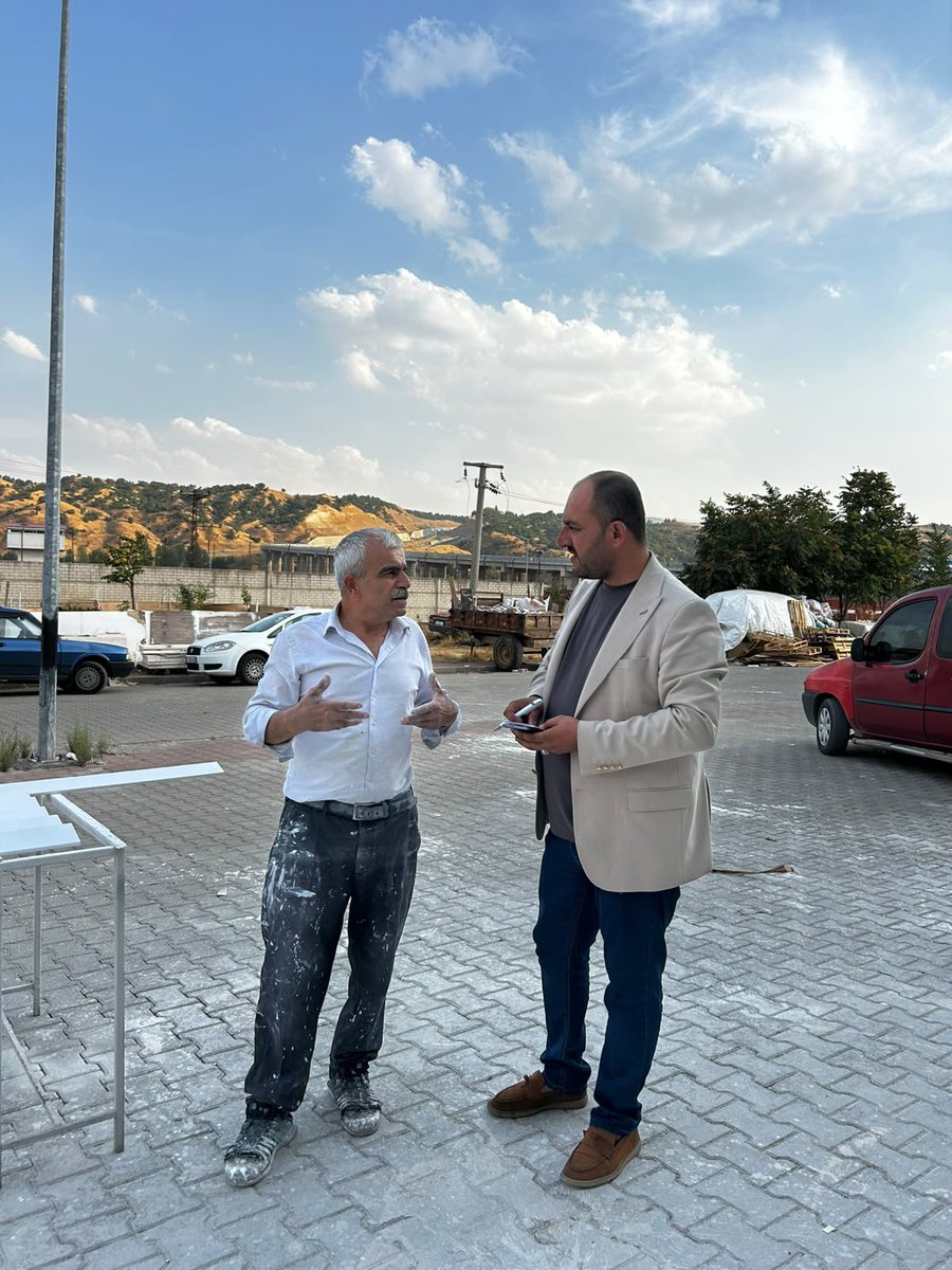 Osmantopluk2's tweet photo. BİZİM YERİMİZ SADECE SEÇİM MEYDANLARI DEĞİL, HER ZAMAN HALKIMIZIN YANIDIR!

📍Genç

Bugün Genç ilçemizde sanayi esnafımızı ziyaret ederek kıymetli esnaflarımızla bir araya geldik. Taleplerini, sorunlarını ve beklentilerini dinledik. Çünkü bizler, seçimden seçime değil, her zaman halkımızın yanında olmayı bir sorumluluk ve gönül meselesi olarak görüyoruz.
Ziyaretimiz sırasında esnaflarımızın dile getirdiği başlıca sorun ve talepler şunlardır:

📍Çıraklık Eğitim Merkezi: Genç ilçemizde de yeterli sayıda ve nitelikte öğretmenin bulunması, gençlerimizin kendi ilçelerinde meslek öğrenerek geleceğe hazırlanabilmesi için gerekli çalışmaların yapılması.

📍Yüksek gerilim direkleri: Sanayi sitesi içerisinde bulunan ve tehlike oluşturduğu ifade edilen yüksek gerilim direklerinin kaldırılması veya güvenli hâle getirilmesi.

📍Çevre düzenlemesi ve sulama: Sanayi sitesinde çevre düzenlemesinin iyileştirilmesi, yetersiz sulama nedeniyle kuruyan ağaçlarımızın korunması ve yeşil alanların yaşatılması.

📍Park sorunu: Sanayi sitesi yanında bulunan jandarma personel araçlarının esnafımızın dükkân önlerine gelişigüzel park edilmesi nedeniyle yaşanan mağduriyetin giderilmesi ve ortak bir çözüm bulunması.

Bizim anlayışımızda esnafımızın derdi, bizim derdimizdir. Bir dükkânın önünde yaşanan sorun da bir gencimizin meslek öğrenme ihtiyacı da görmezden gelinmemelidir.

Bizler makam ve mevki için değil, gönüllere dokunmak, sorunları yerinde görmek ve çözümün bir parçası olmak için sahadayız.

Kapısını çaldığımız her esnafımızın samimiyeti, güler yüzü ve içten sohbeti bizlere güç veriyor. Dile getirilen her talebin takipçisi olmak, vatandaşlarımızın sesini duyurmak ve ilçemizin gelişimine katkı sunmak için çalışmaya devam edeceğiz.
Çünkü biliyoruz ki memleket sevdası, yalnızca güzel sözlerle değil; sahada olmakla, dinlemekle, emek vermekle ve zor zamanda da vatandaşının yanında durmakla gösterilir.
#Genç #Darayeni #Sanayi #Esnaf

Ziraat Yüksek Mühendisi Osman Topluk