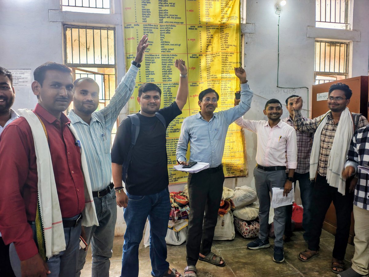 LkpSanghBaberu's tweet photo. लेखपाल संवर्ग की जायज मांगो के लिए प्रांतीय संघ के आह्वान पर अतिरिक्त क्षेत्रों का बस्ता जमा कर विरोध का आगाज।
#लेखपाल_की_जायज_मांगे https://t.co/RXIpR98WkF