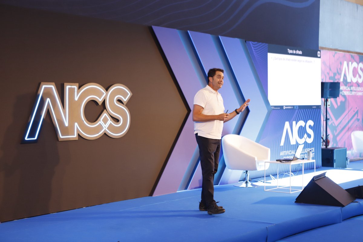 aics_summit's tweet photo. ¿Estamos preparados para la era post-cuántica?
Raúl Siles, fundador y arquitecto de ciberseguridad de GuardedBox, sube al escenario de #AICS2026 con “Criptografía Post-Cuántica: Episodio I - La amenaza fantasma”.
Un nuevo reto para el futuro de la seguridad digital. https://t.co/XpU2CGcmg1