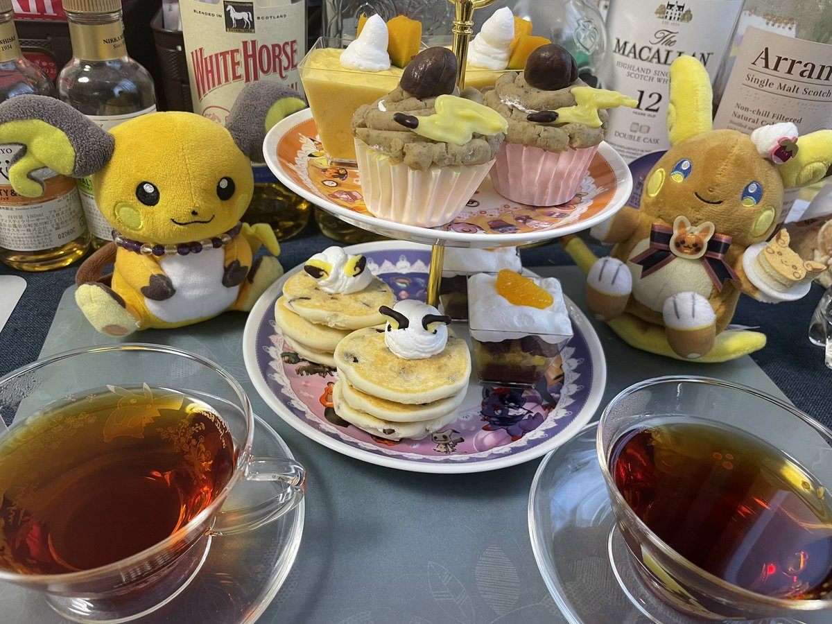 appletarte15's tweet photo. 流石に一回くらいはケーキスタンドとして使ってみようかなの気持ちでライチュウアフヌン🍰
栗とかカボチャで秋っぽさを、色合いはライチュウに寄せてみた https://t.co/o3MZGcuPfI