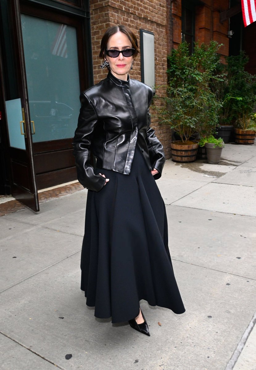 BraSarahPaulson's tweet photo. Sarah Paulson em New York a caminho do The View hoje. https://t.co/YcVq1C0INC